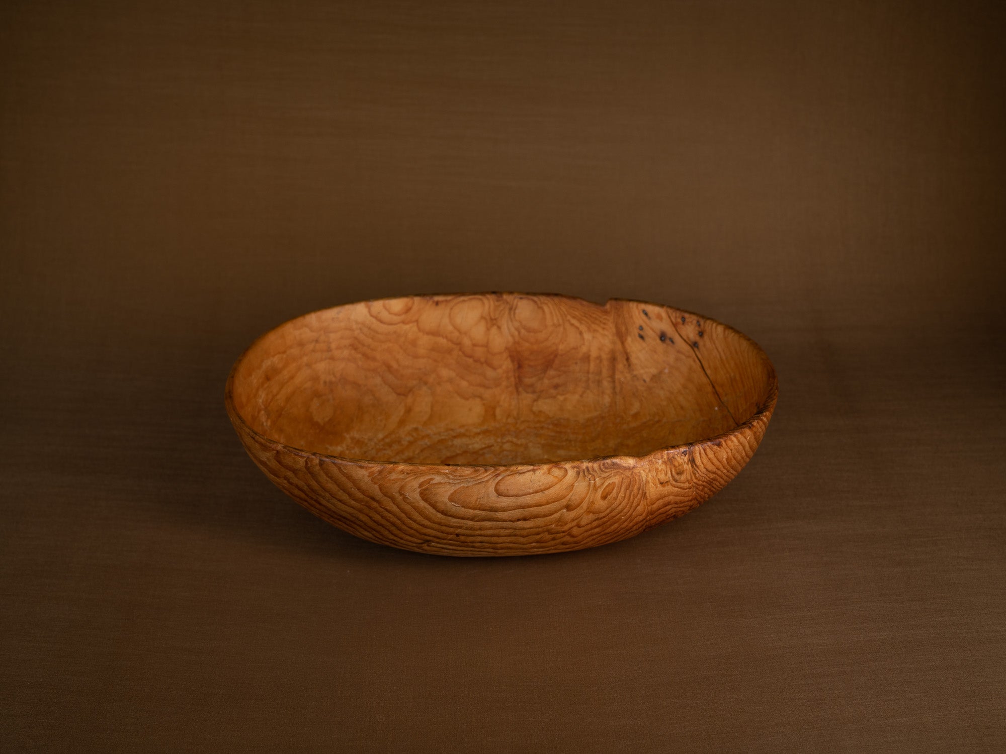 Large coupe paysanne monoxyle en pin, Suède (Fin du XIXe siècle)..Large peasant art pinewood bowl, Sweden (Late 19th century)
