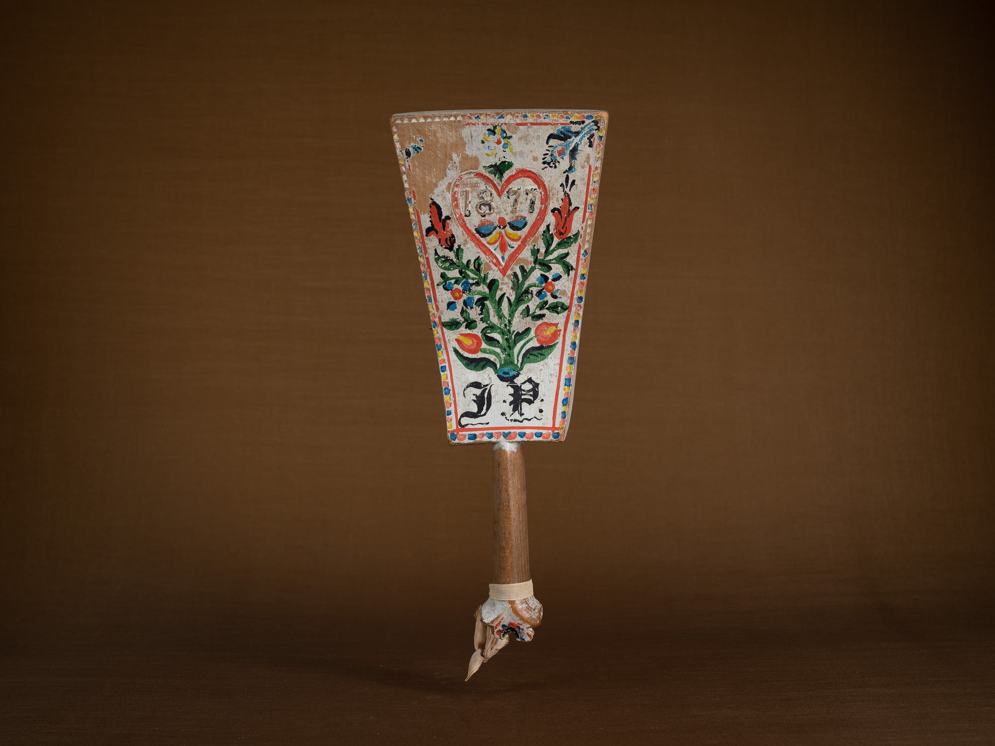 Battoir à linge de prétendant monoxyle polychrome, Suède (1877)..Polychrome wooden pretender's clap, Sweden (1877)