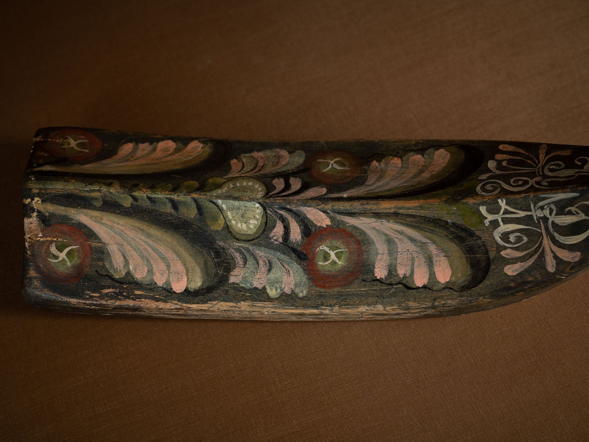 Battoir à linge de prétendant monoxyle polychrome, Suède (1846)..Polychrome wooden pretender's clap, Sweden (1846)