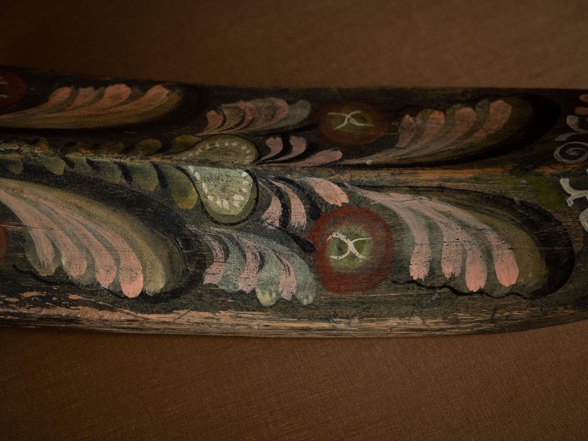 Battoir à linge de prétendant monoxyle polychrome, Suède (1846)..Polychrome wooden pretender's clap, Sweden (1846)
