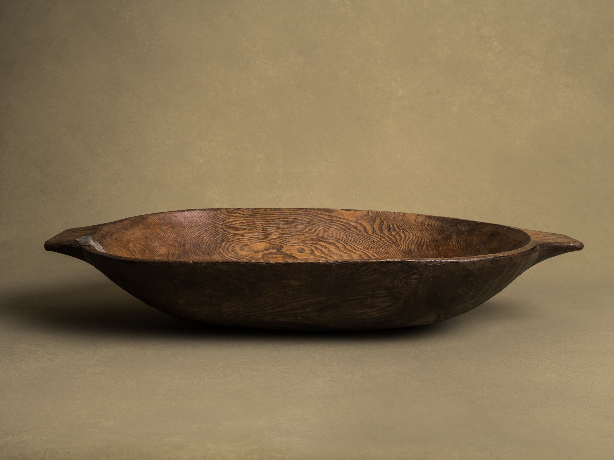 Ancienne coupe à faire le pain / pétrin, art paysan, Angleterre (XIXe siècle)..Old wood carved bread & dought bowl, Peasant art, England (19th century)