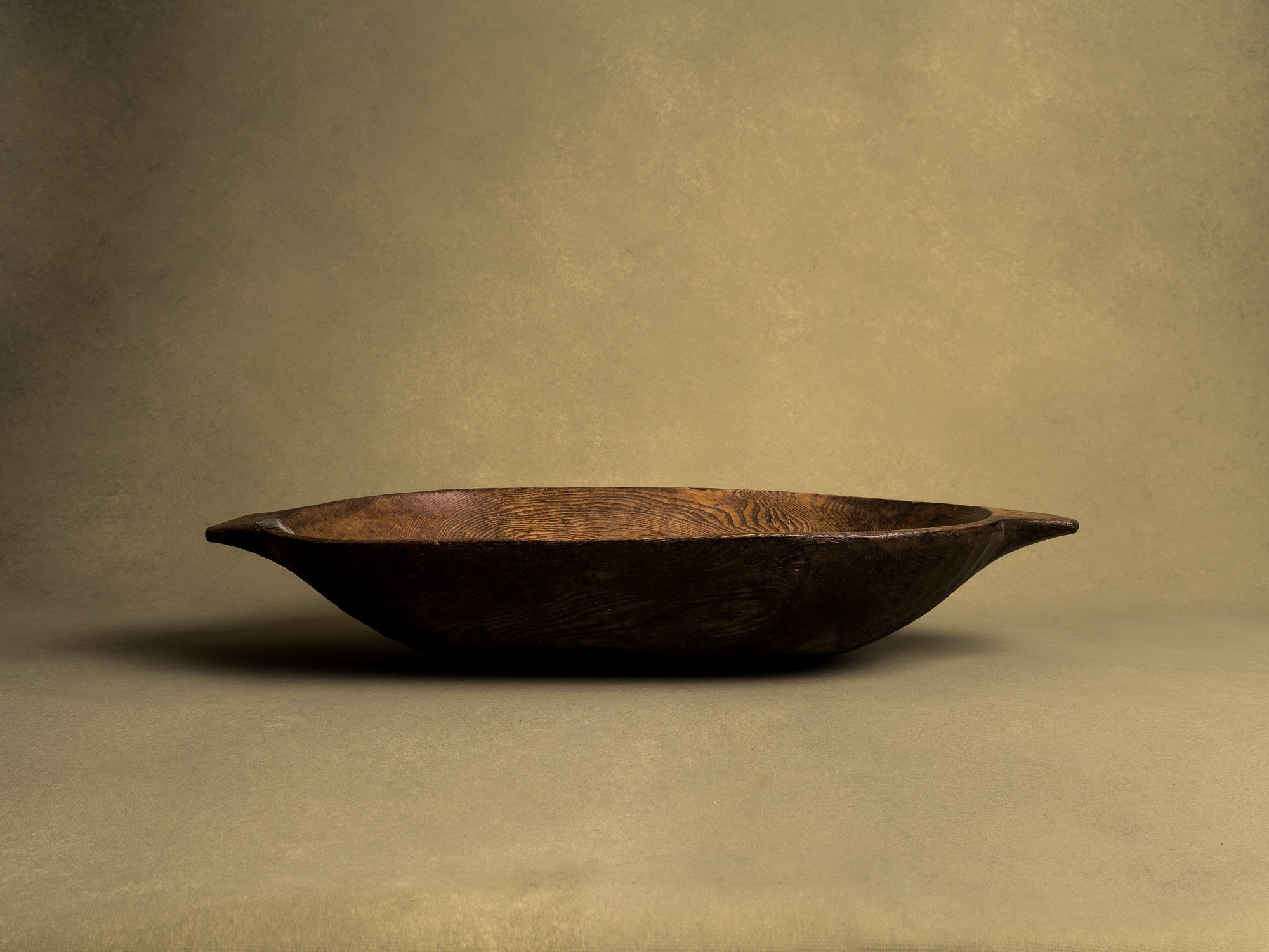 Ancienne coupe à faire le pain / pétrin, art paysan, Angleterre (XIXe siècle)..Old wood carved bread & dought bowl, Peasant art, England (19th century)