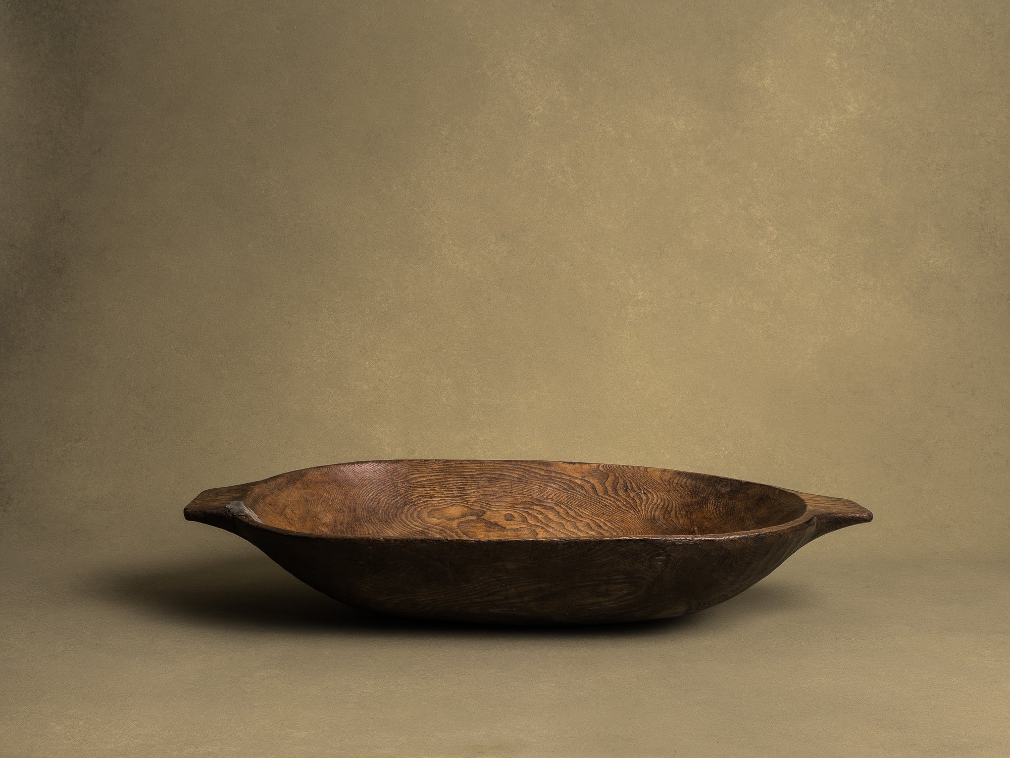 Ancienne coupe à faire le pain / pétrin, art paysan, Angleterre (XIXe siècle)..Old wood carved bread & dought bowl, Peasant art, England (19th century)