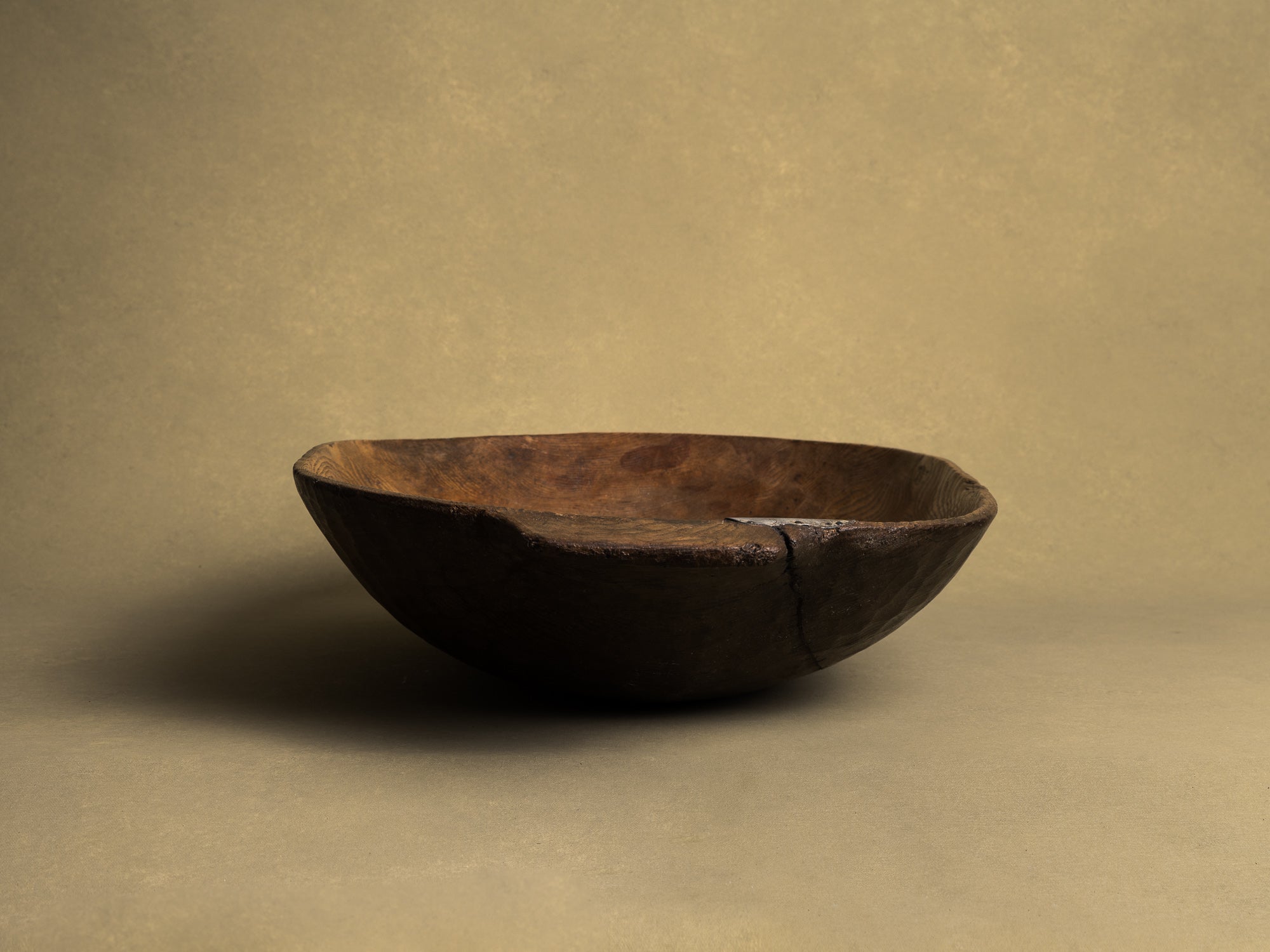 Ancienne coupe à faire le pain / pétrin, art paysan, Angleterre (XIXe siècle)..Old wood carved bread & dought bowl, Peasant art, England (19th century)