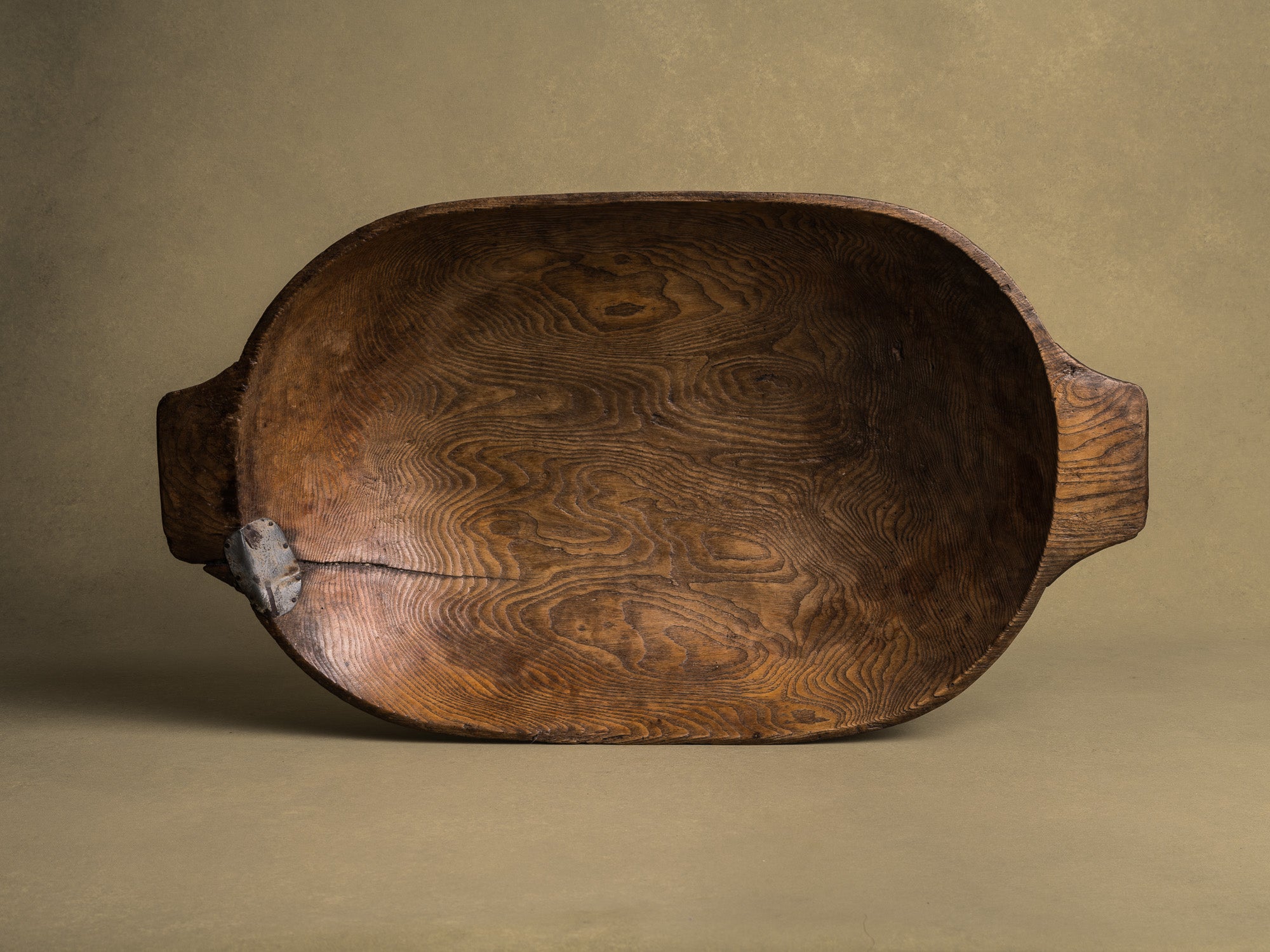 Ancienne coupe à faire le pain / pétrin, art paysan, Angleterre (XIXe siècle)..Old wood carved bread & dought bowl, Peasant art, England (19th century)