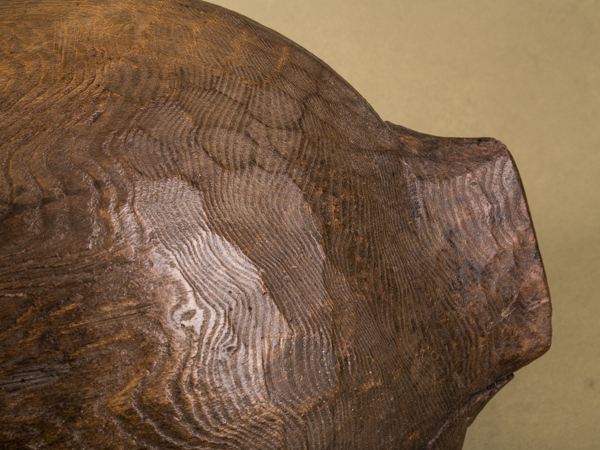 Ancienne coupe à faire le pain / pétrin, art paysan, Angleterre (XIXe siècle)..Old wood carved bread & dought bowl, Peasant art, England (19th century)