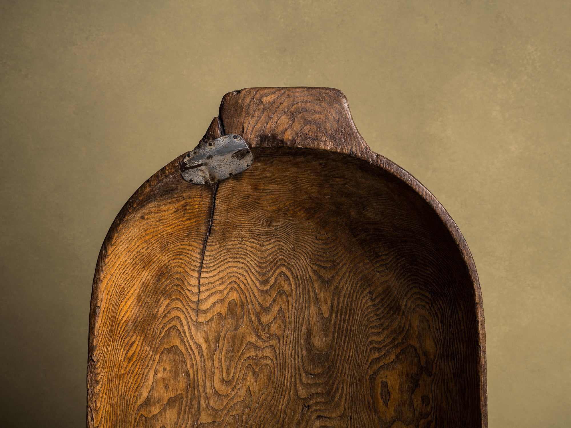 Ancienne coupe à faire le pain / pétrin, art paysan, Angleterre (XIXe siècle)..Old wood carved bread & dought bowl, Peasant art, England (19th century)