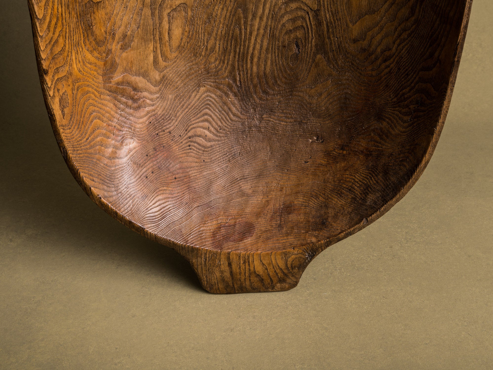 Ancienne coupe à faire le pain / pétrin, art paysan, Angleterre (XIXe siècle)..Old wood carved bread & dought bowl, Peasant art, England (19th century)