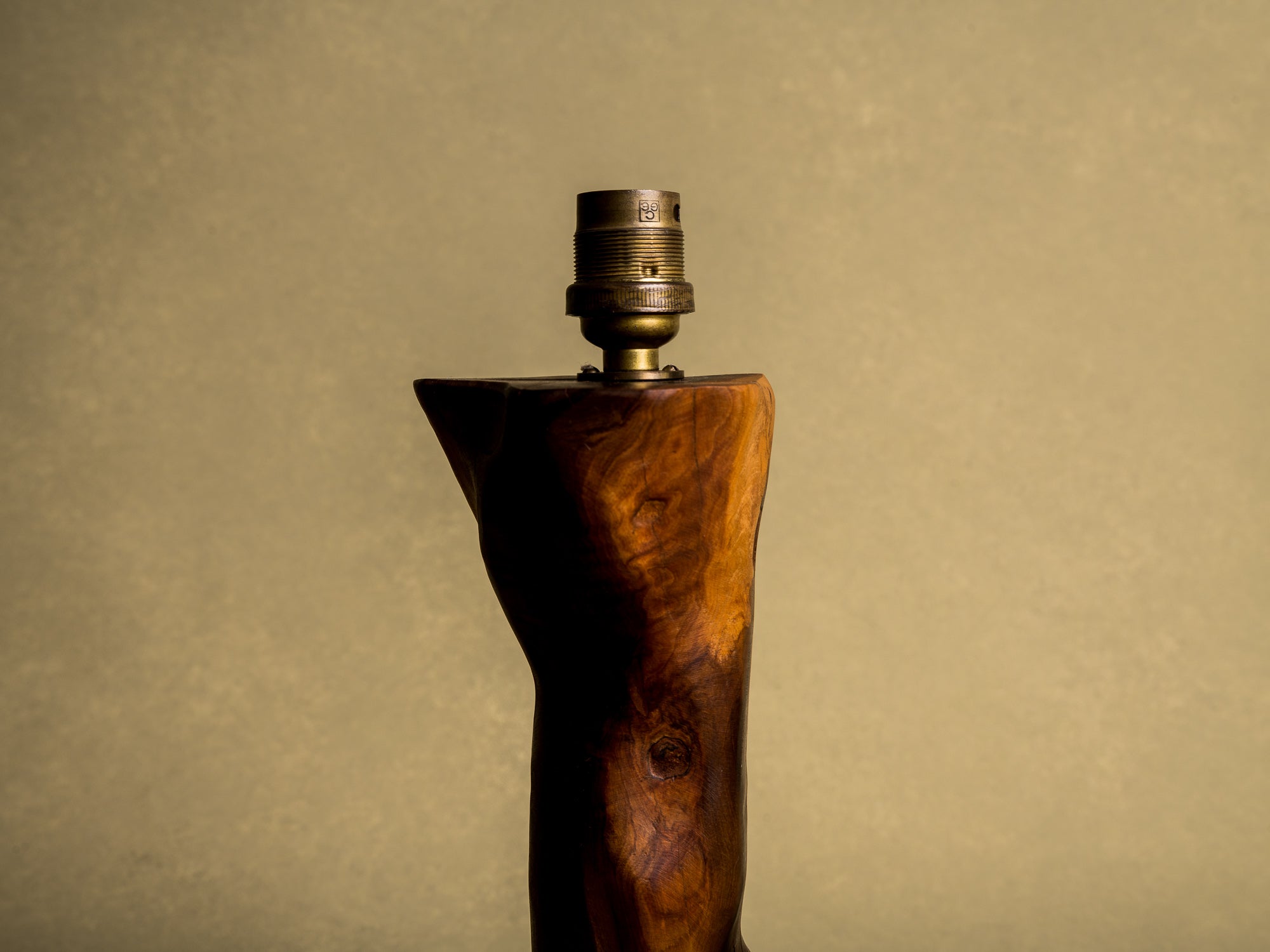 Lampe de table organique en olivier, France (vers 1950)..Free form biomorphic wood lamp, France (circa 1950)