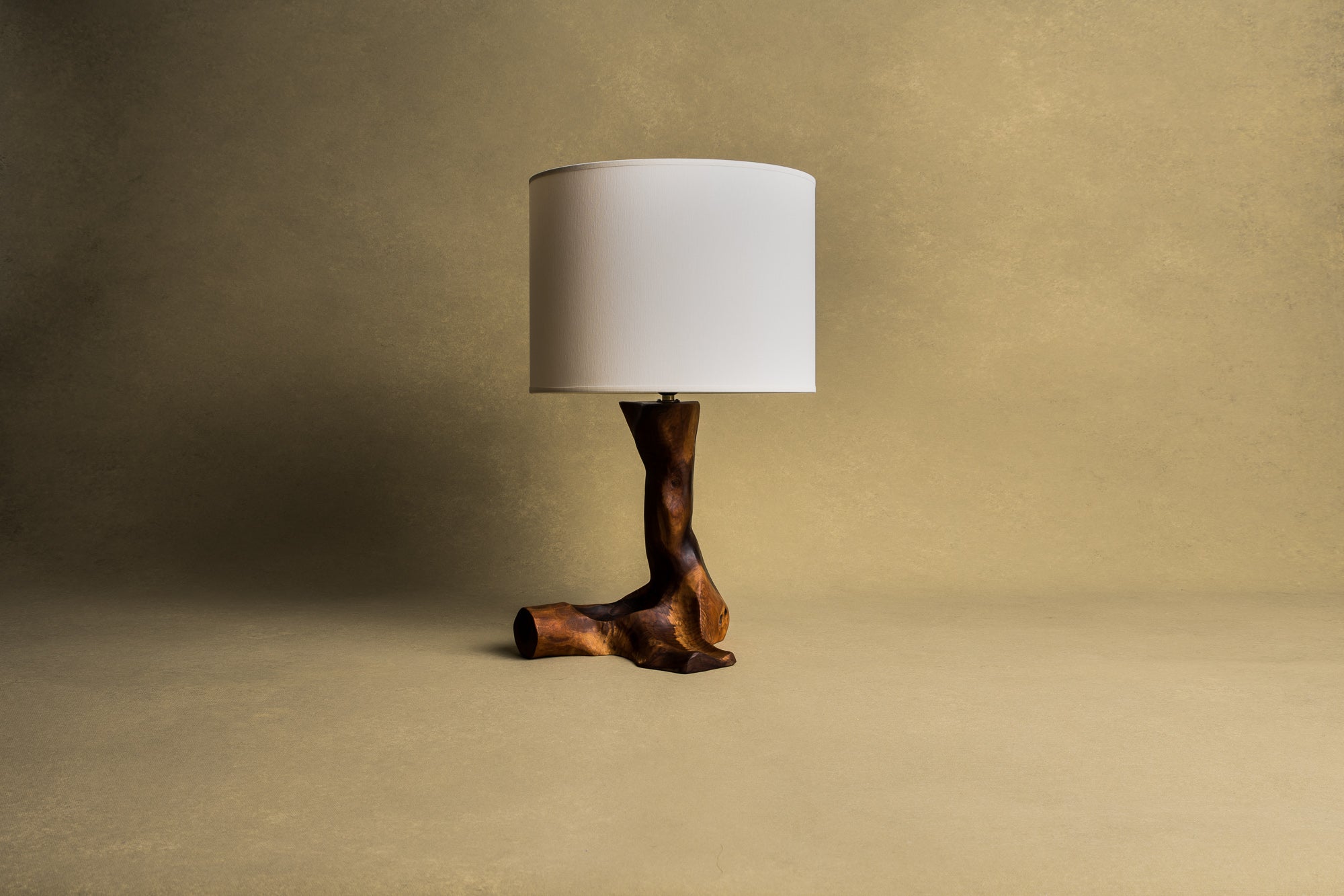 Lampe de table organique en olivier, France (vers 1950)..Free form biomorphic wood lamp, France (circa 1950)