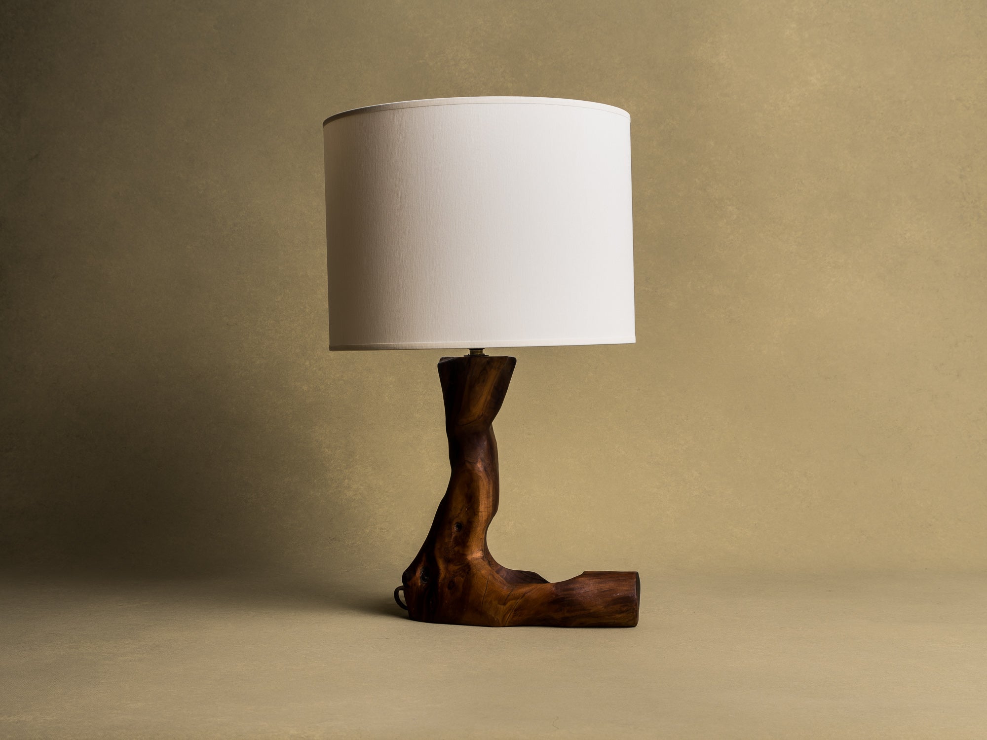 Lampe de table organique en olivier, France (vers 1950)..Free form biomorphic wood lamp, France (circa 1950)