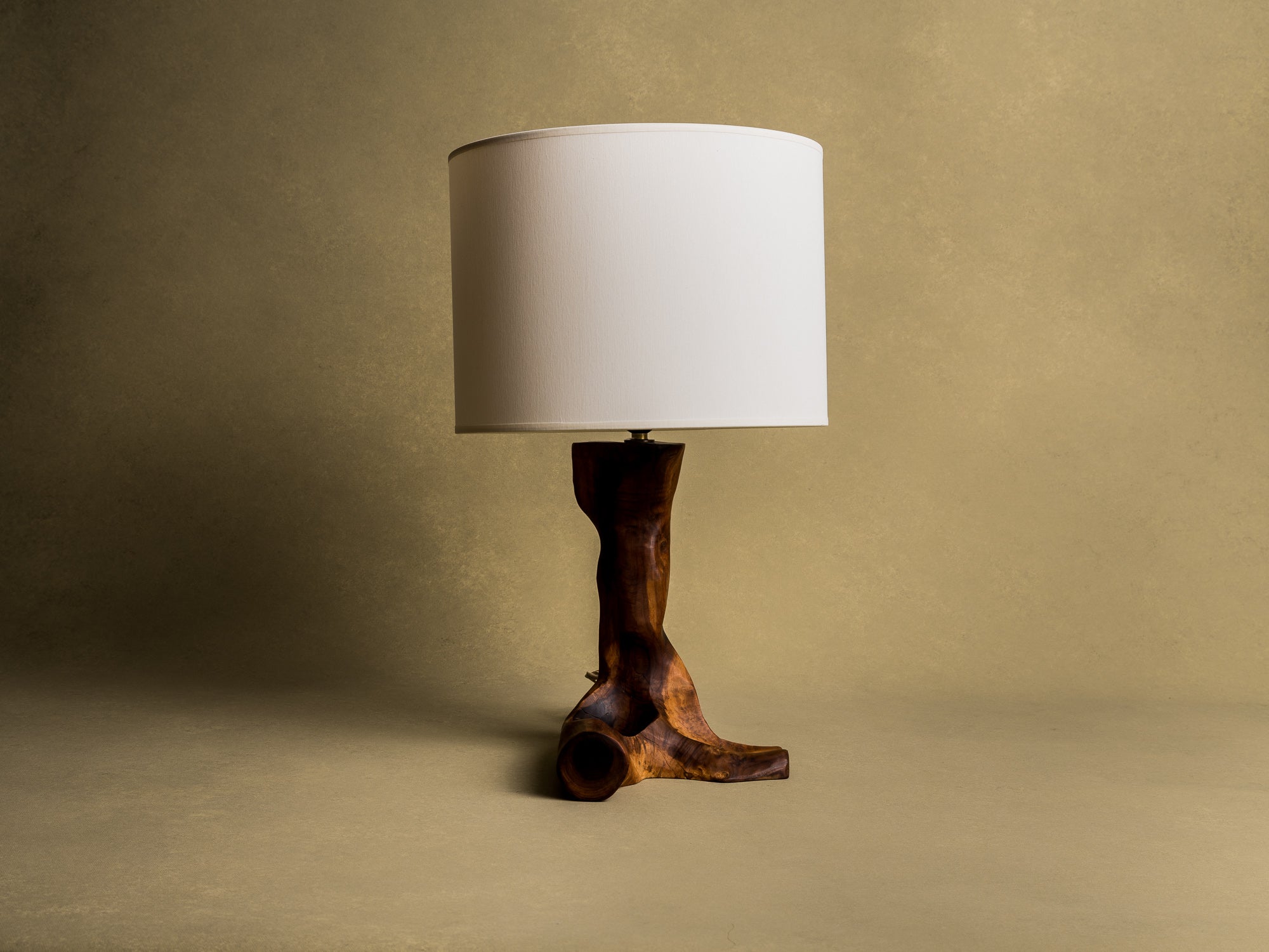 Lampe de table organique en olivier, France (vers 1950)..Free form biomorphic wood lamp, France (circa 1950)