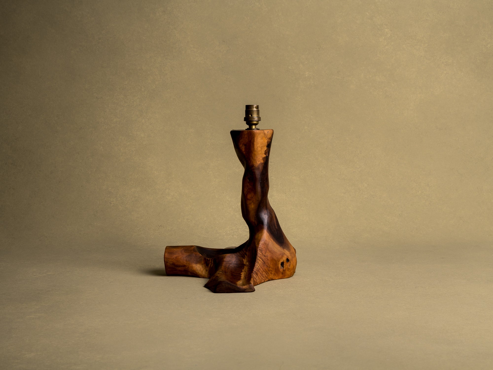 Lampe de table organique en olivier, France (vers 1950)..Free form biomorphic wood lamp, France (circa 1950)