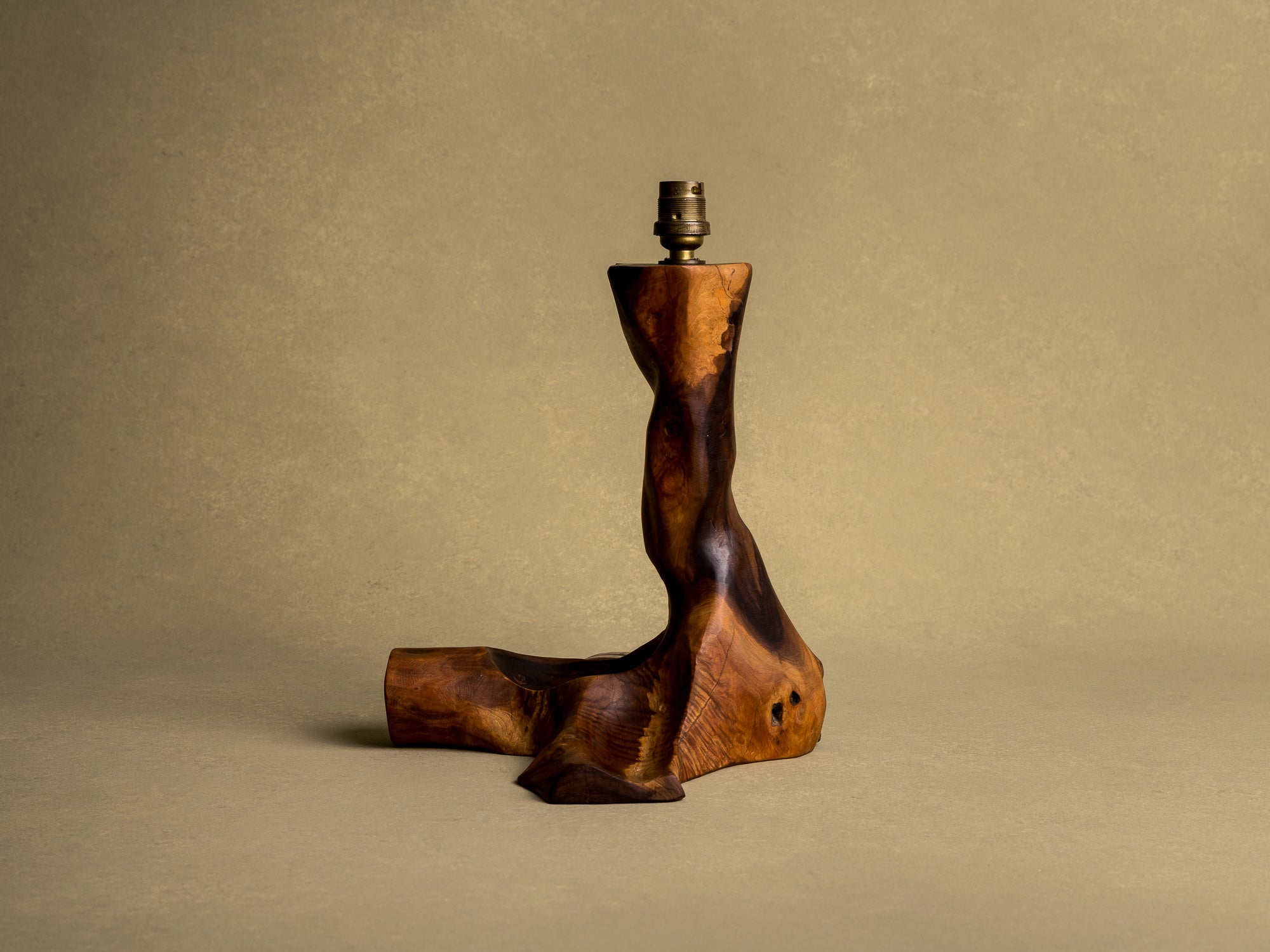 Lampe de table organique en olivier, France (vers 1950)..Free form biomorphic wood lamp, France (circa 1950)