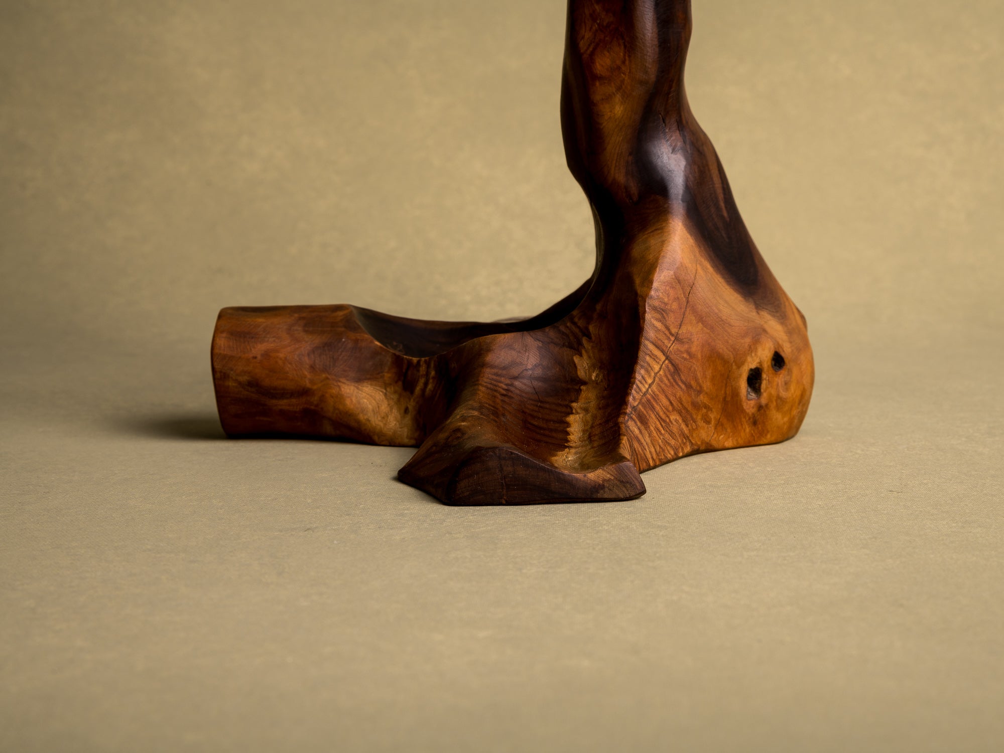 Lampe de table organique en olivier, France (vers 1950)..Free form biomorphic wood lamp, France (circa 1950)
