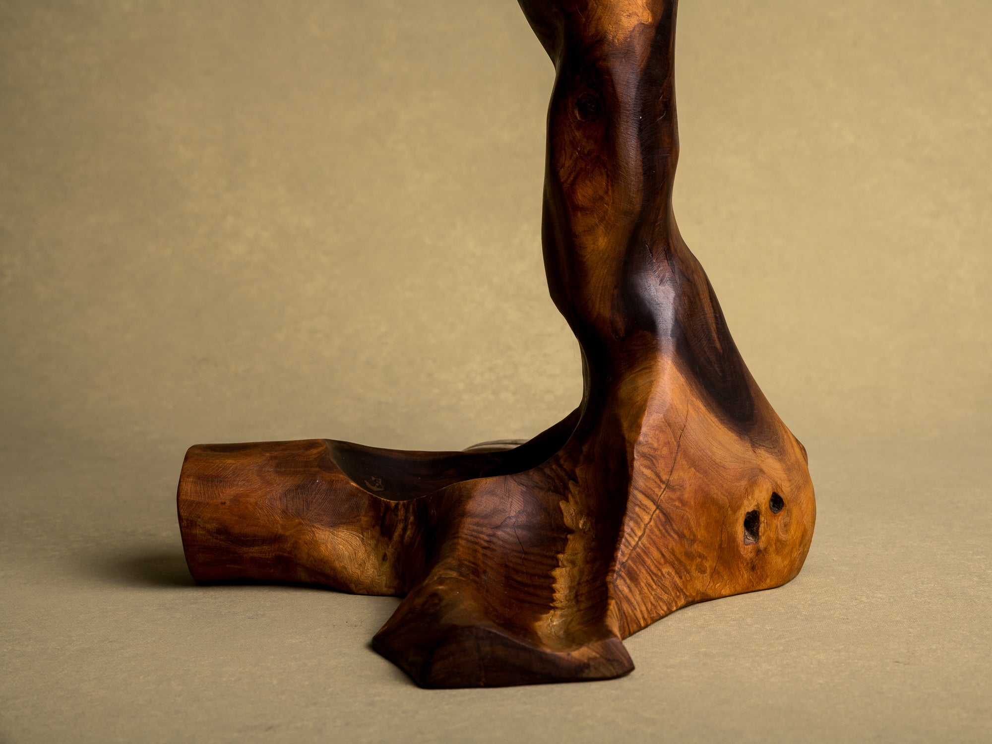 Lampe de table organique en olivier, France (vers 1950)..Free form biomorphic wood lamp, France (circa 1950)