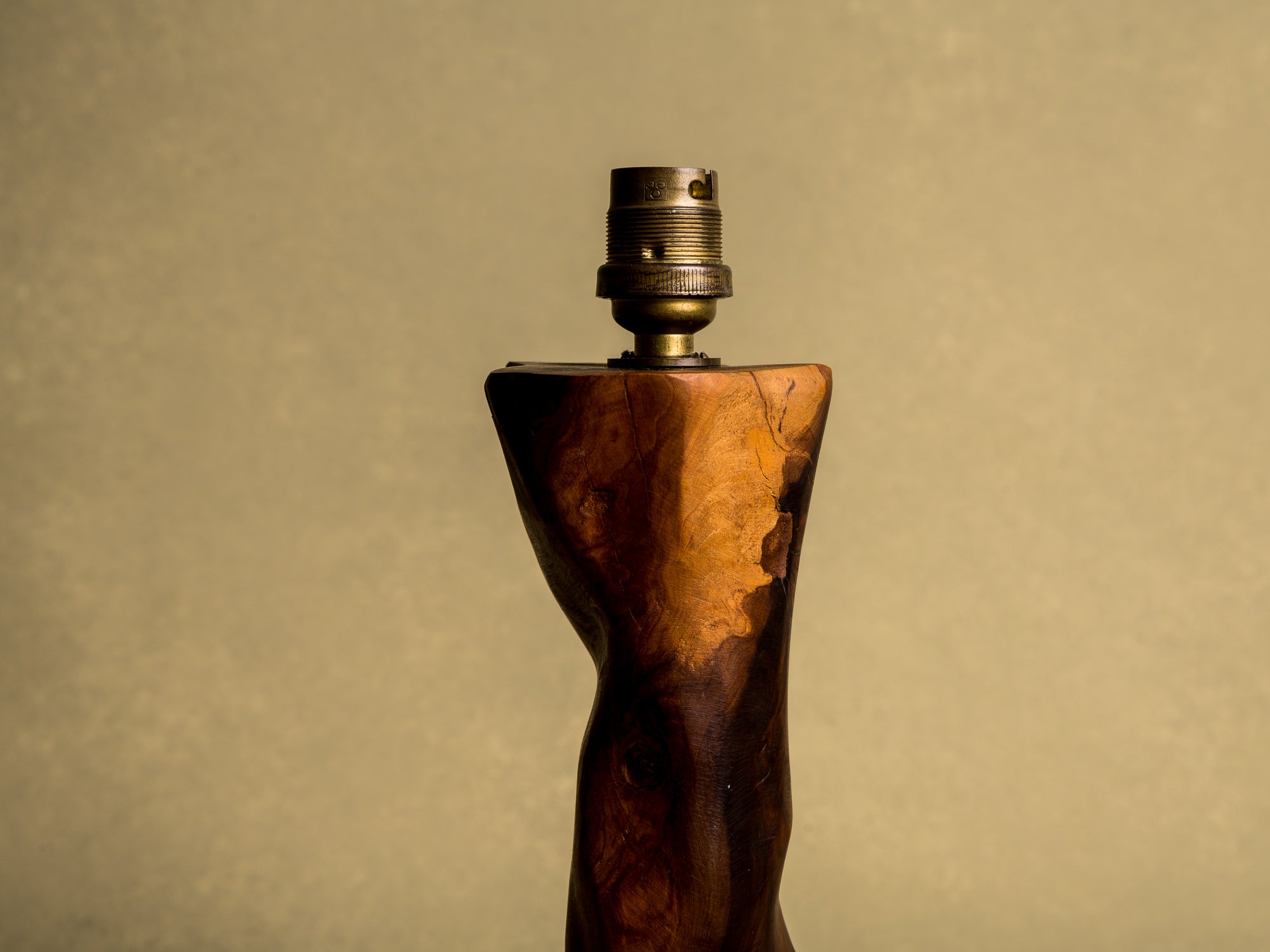Lampe de table organique en olivier, France (vers 1950)..Free form biomorphic wood lamp, France (circa 1950)
