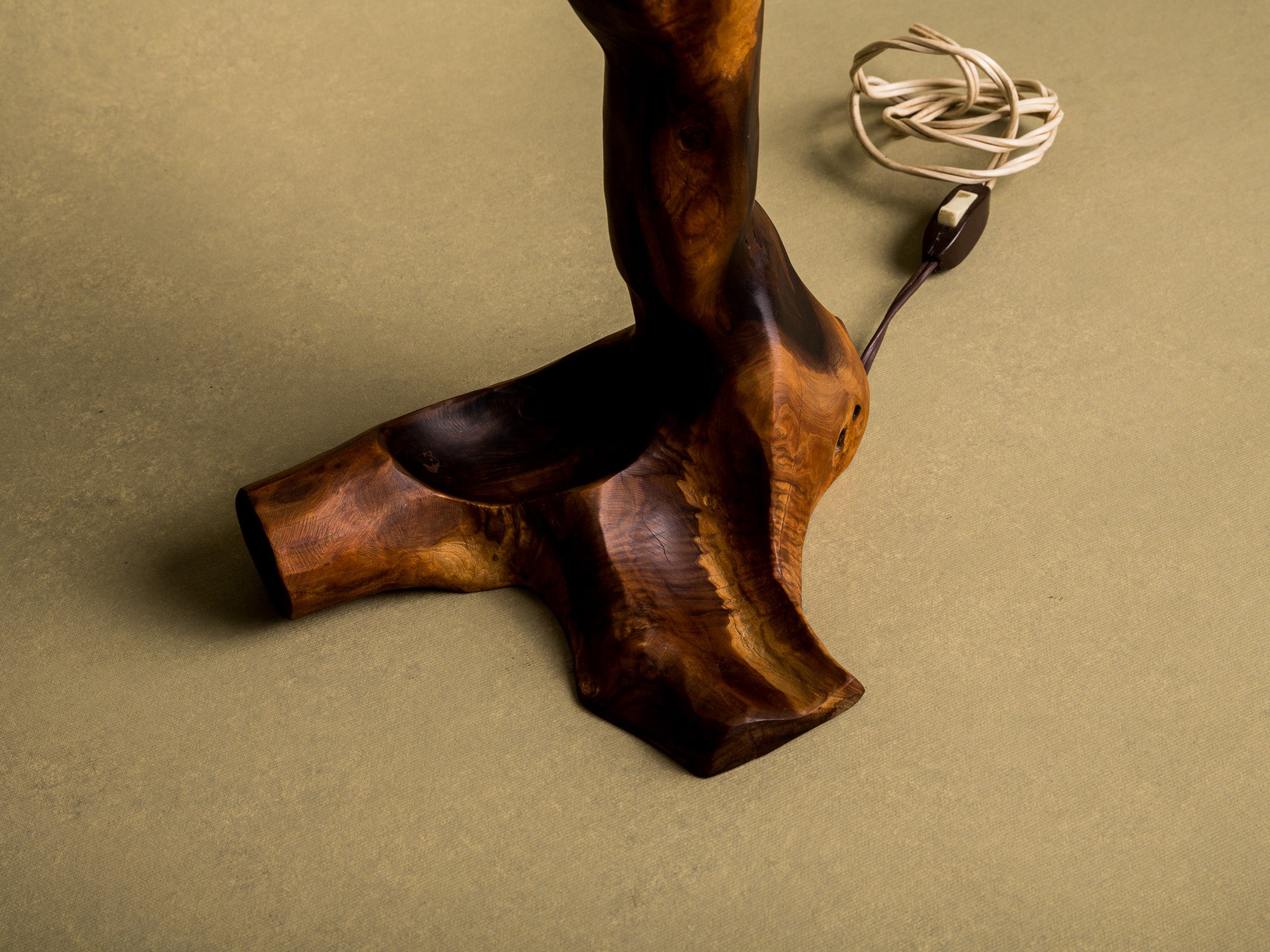 Lampe de table organique en olivier, France (vers 1950)..Free form biomorphic wood lamp, France (circa 1950)