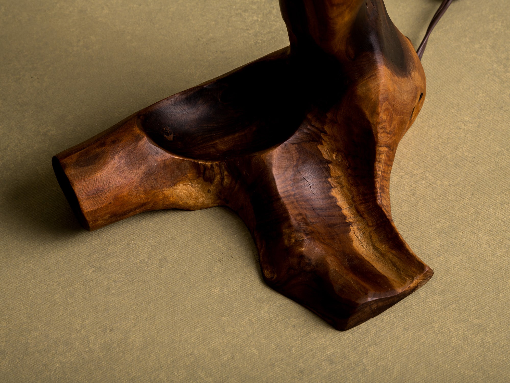 Lampe de table organique en olivier, France (vers 1950)..Free form biomorphic wood lamp, France (circa 1950)