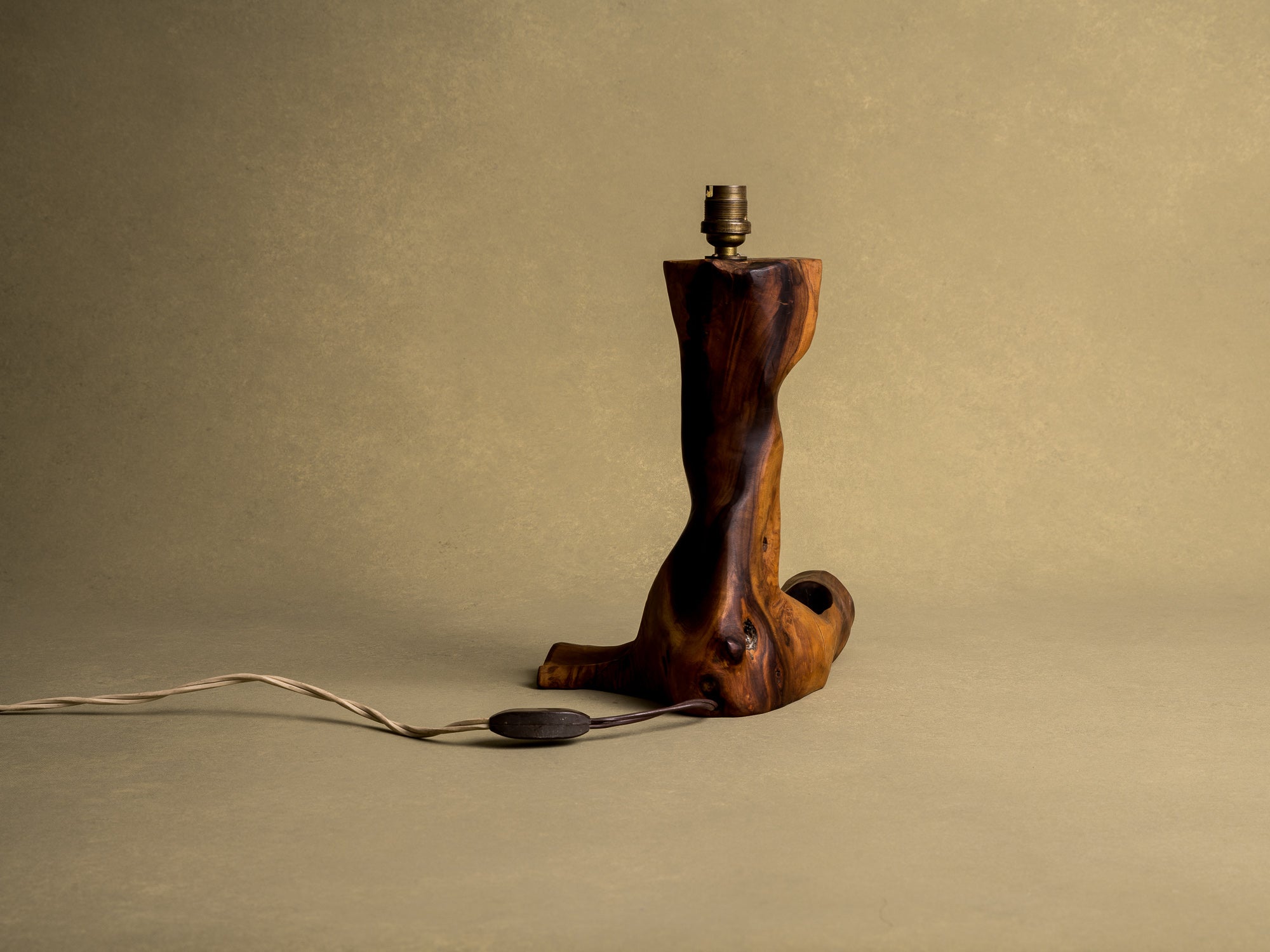 Lampe de table organique en olivier, France (vers 1950)..Free form biomorphic wood lamp, France (circa 1950)