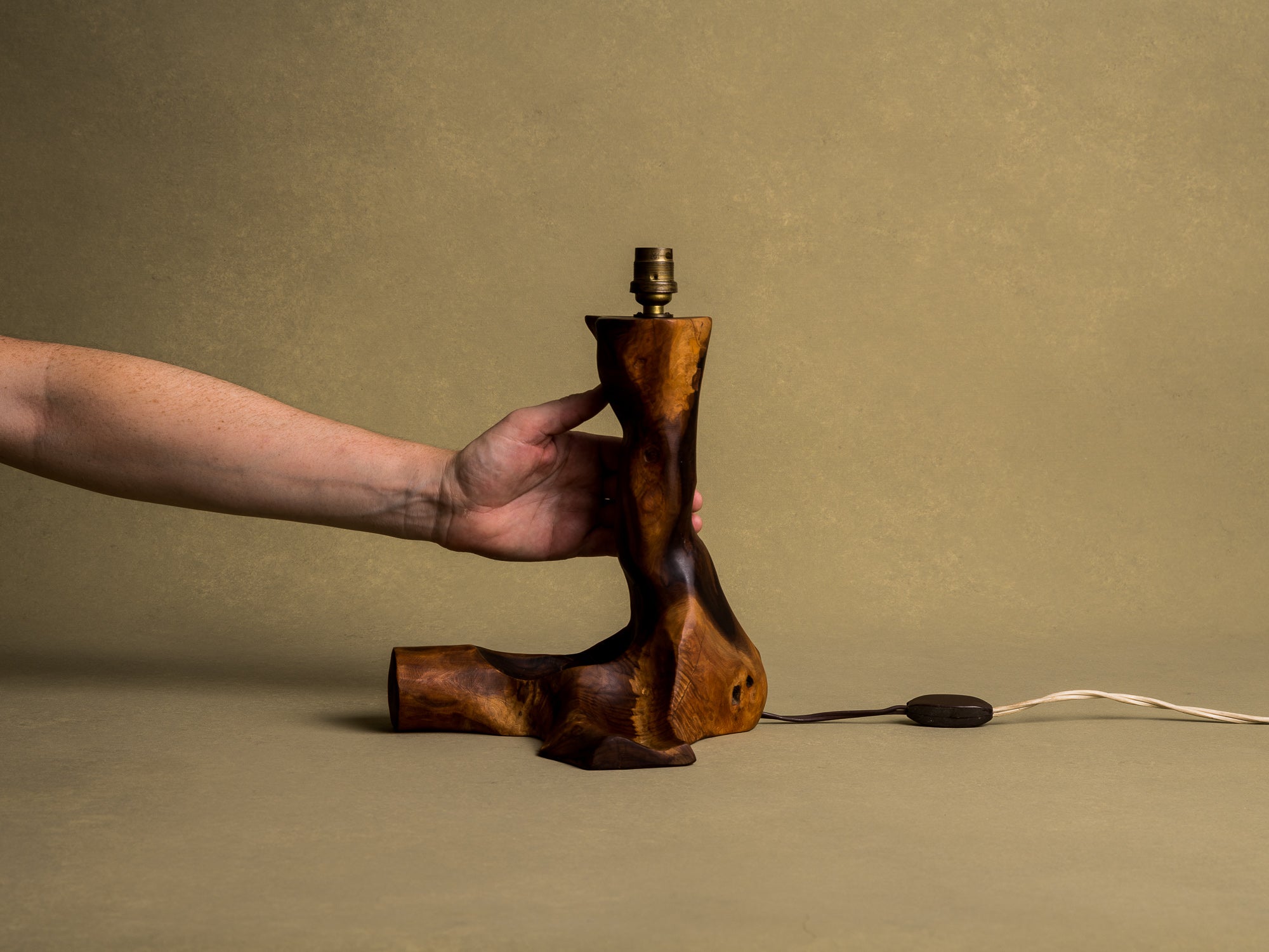 Lampe de table organique en olivier, France (vers 1950)..Free form biomorphic wood lamp, France (circa 1950)
