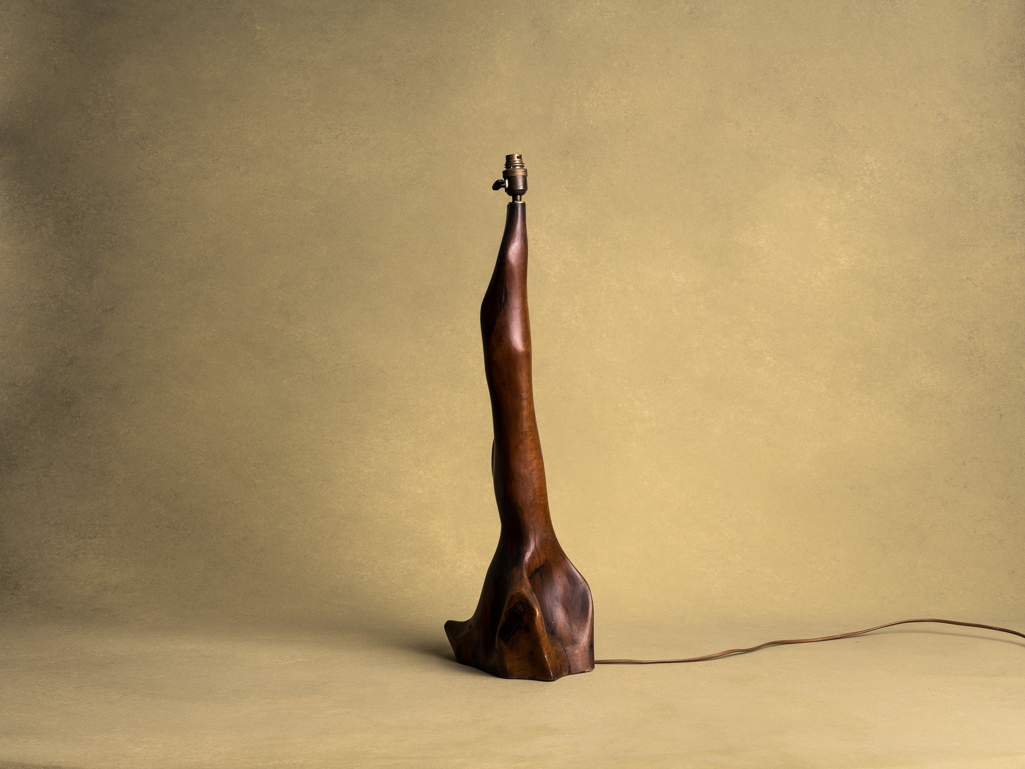 Rare lampe monoxyle monumentale en olivier, France (vers 1950)..Huge Free form biomorphic wood lamp, France (circa 1950)