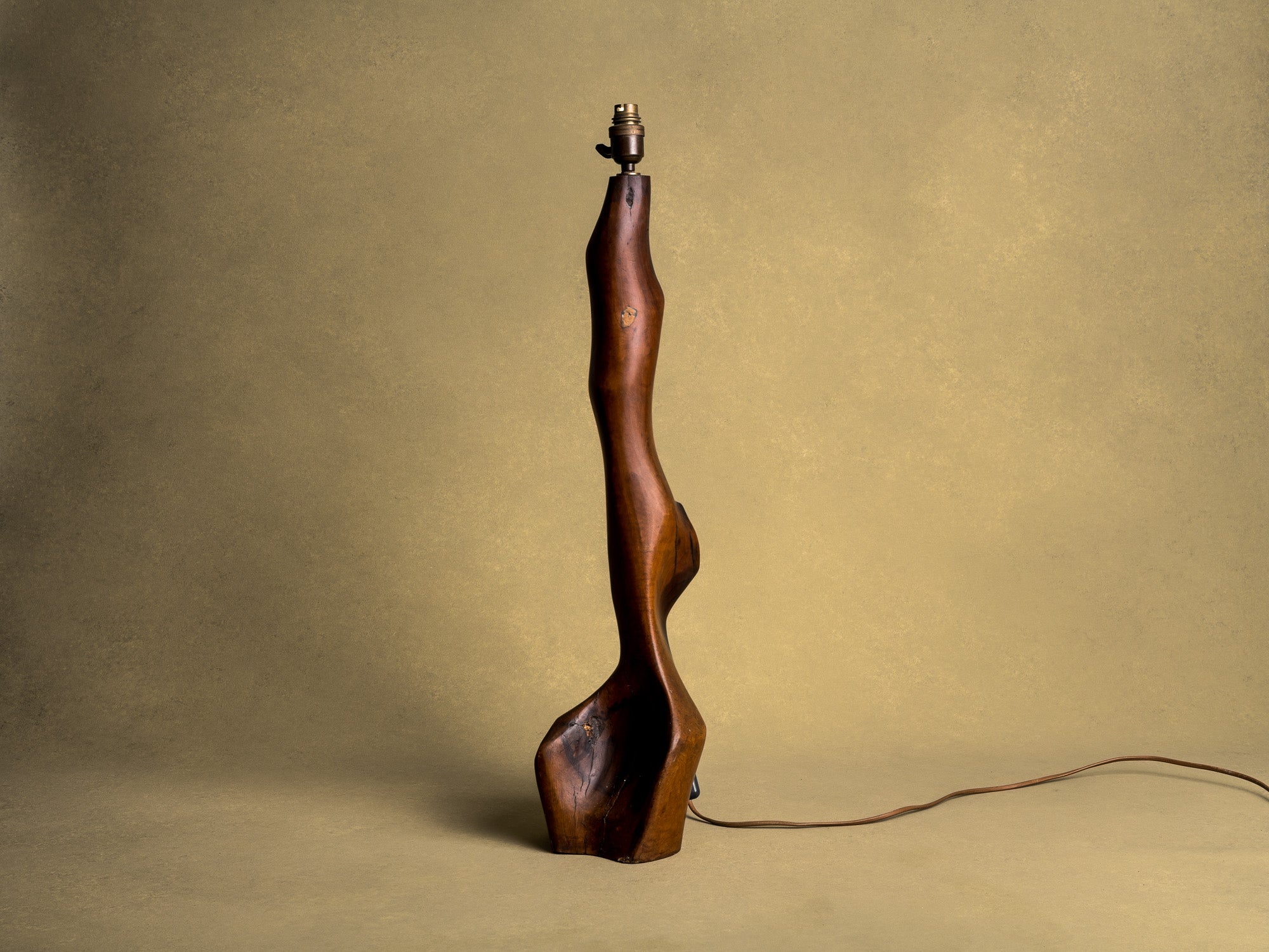 Rare lampe monoxyle monumentale en olivier, France (vers 1950)..Huge Free form biomorphic wood lamp, France (circa 1950)