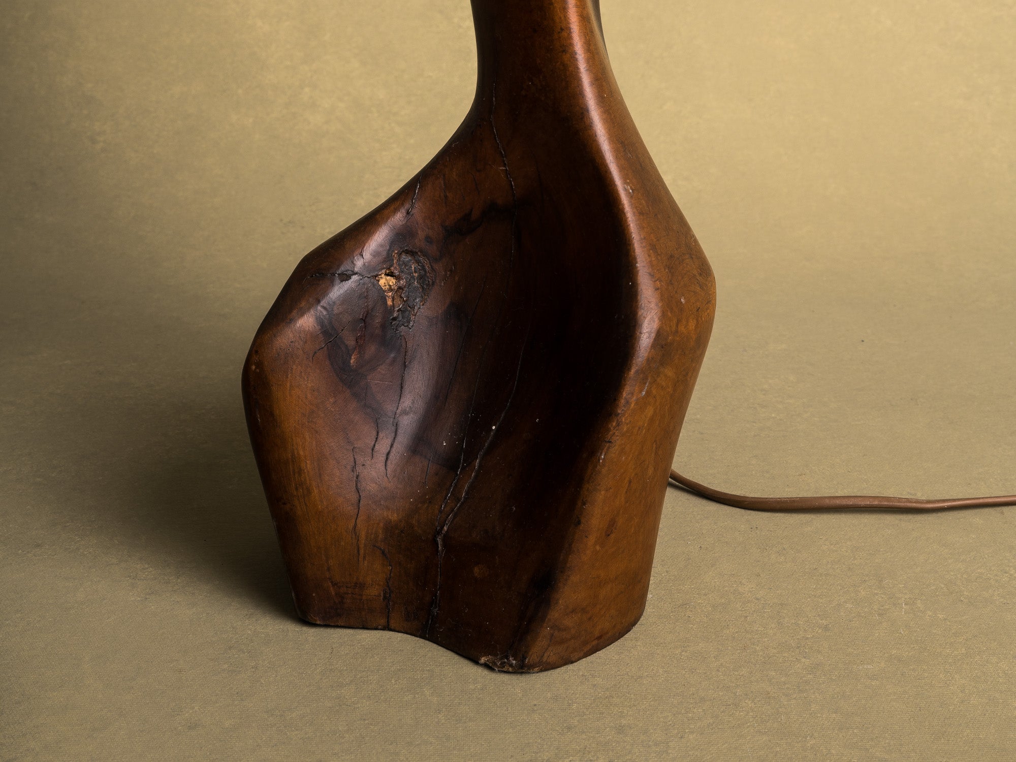 Rare lampe monoxyle monumentale en olivier, France (vers 1950)..Huge Free form biomorphic wood lamp, France (circa 1950)