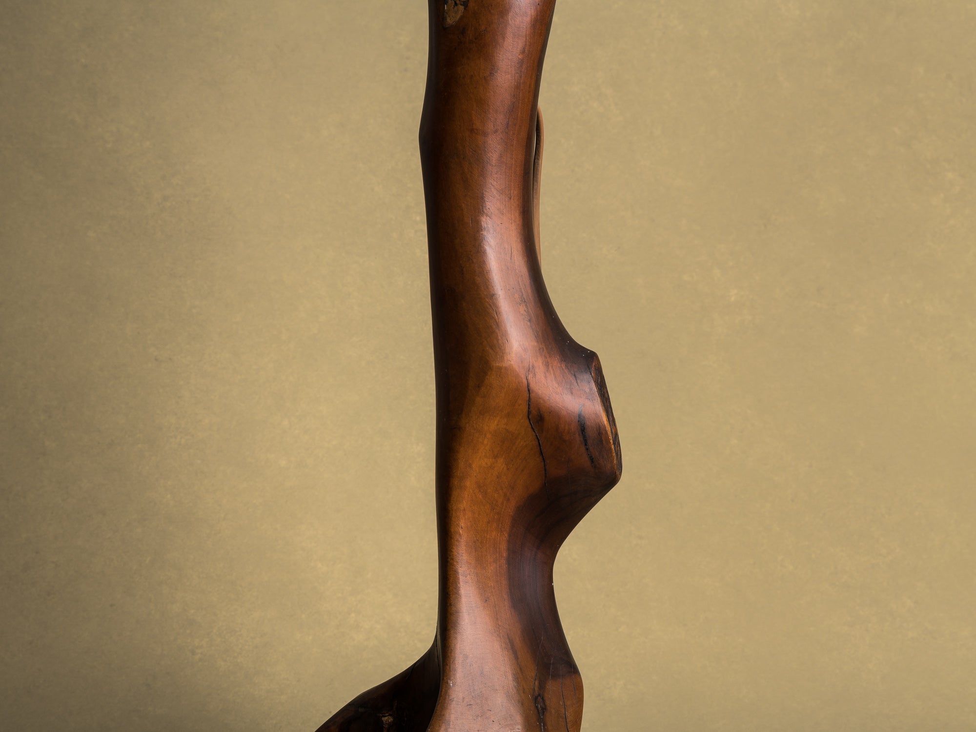 Rare lampe monoxyle monumentale en olivier, France (vers 1950)..Huge Free form biomorphic wood lamp, France (circa 1950)