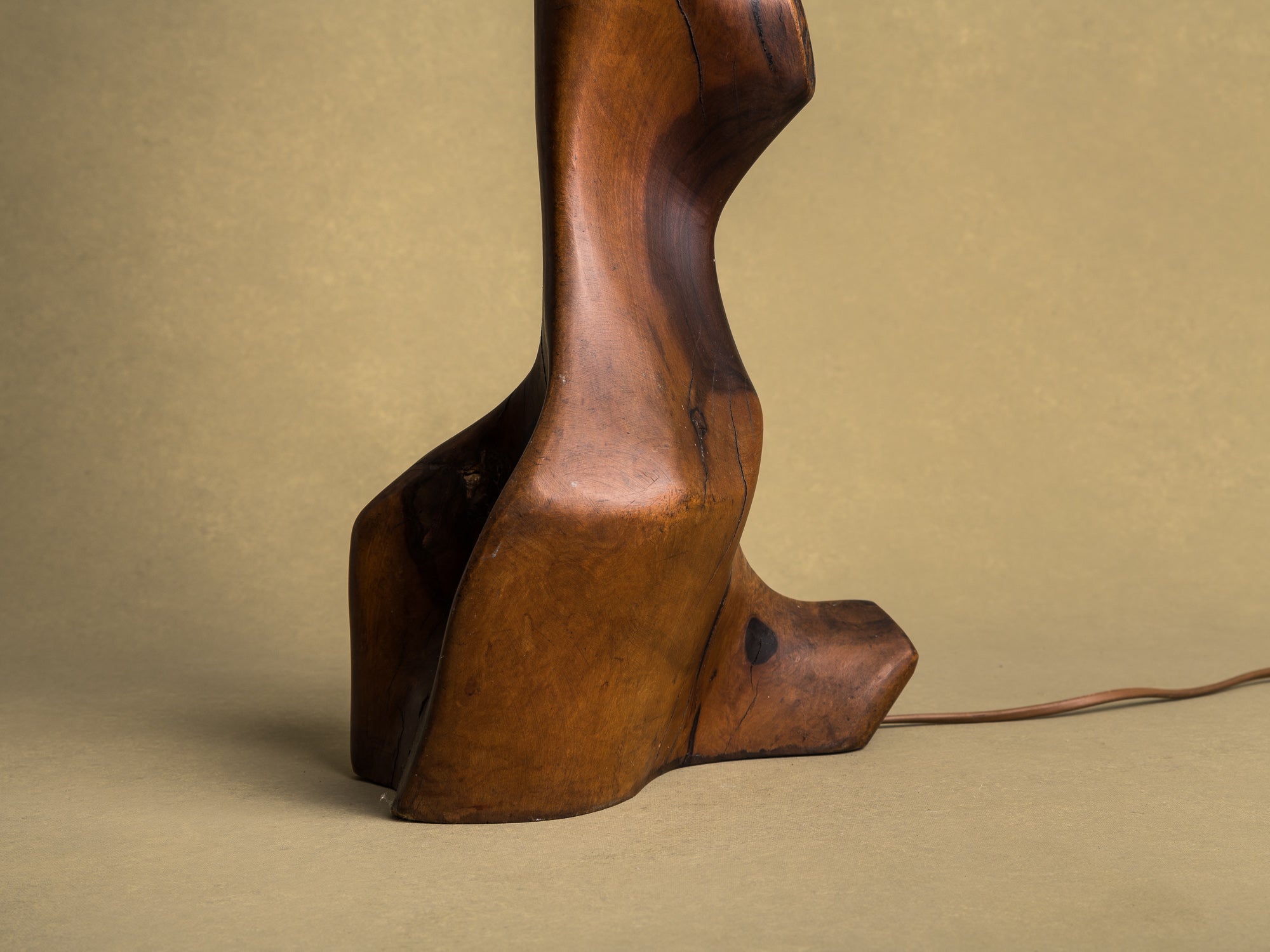 Rare lampe monoxyle monumentale en olivier, France (vers 1950)..Huge Free form biomorphic wood lamp, France (circa 1950)