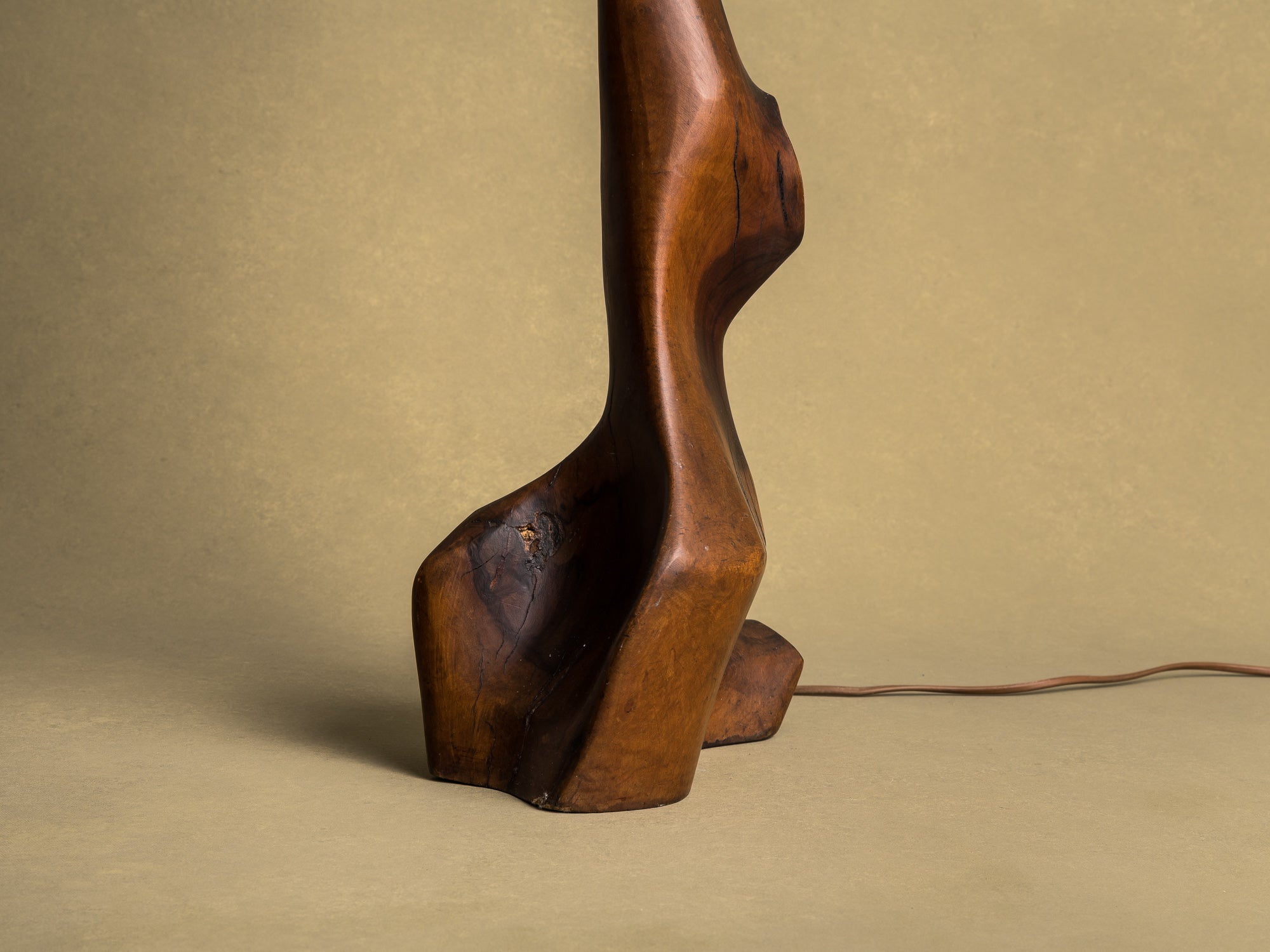 Rare lampe monoxyle monumentale en olivier, France (vers 1950)..Huge Free form biomorphic wood lamp, France (circa 1950)