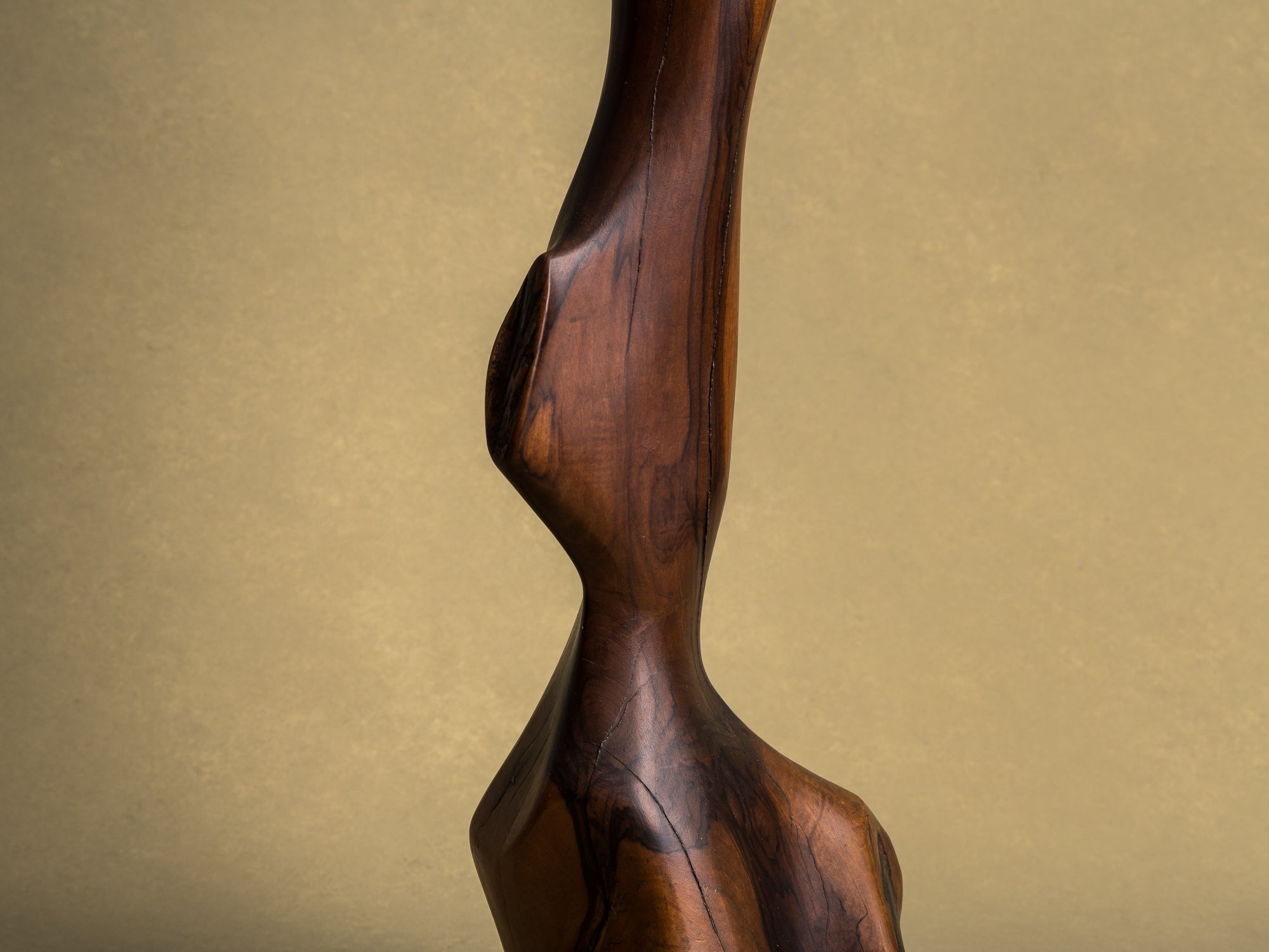 Rare lampe monoxyle monumentale en olivier, France (vers 1950)..Huge Free form biomorphic wood lamp, France (circa 1950)
