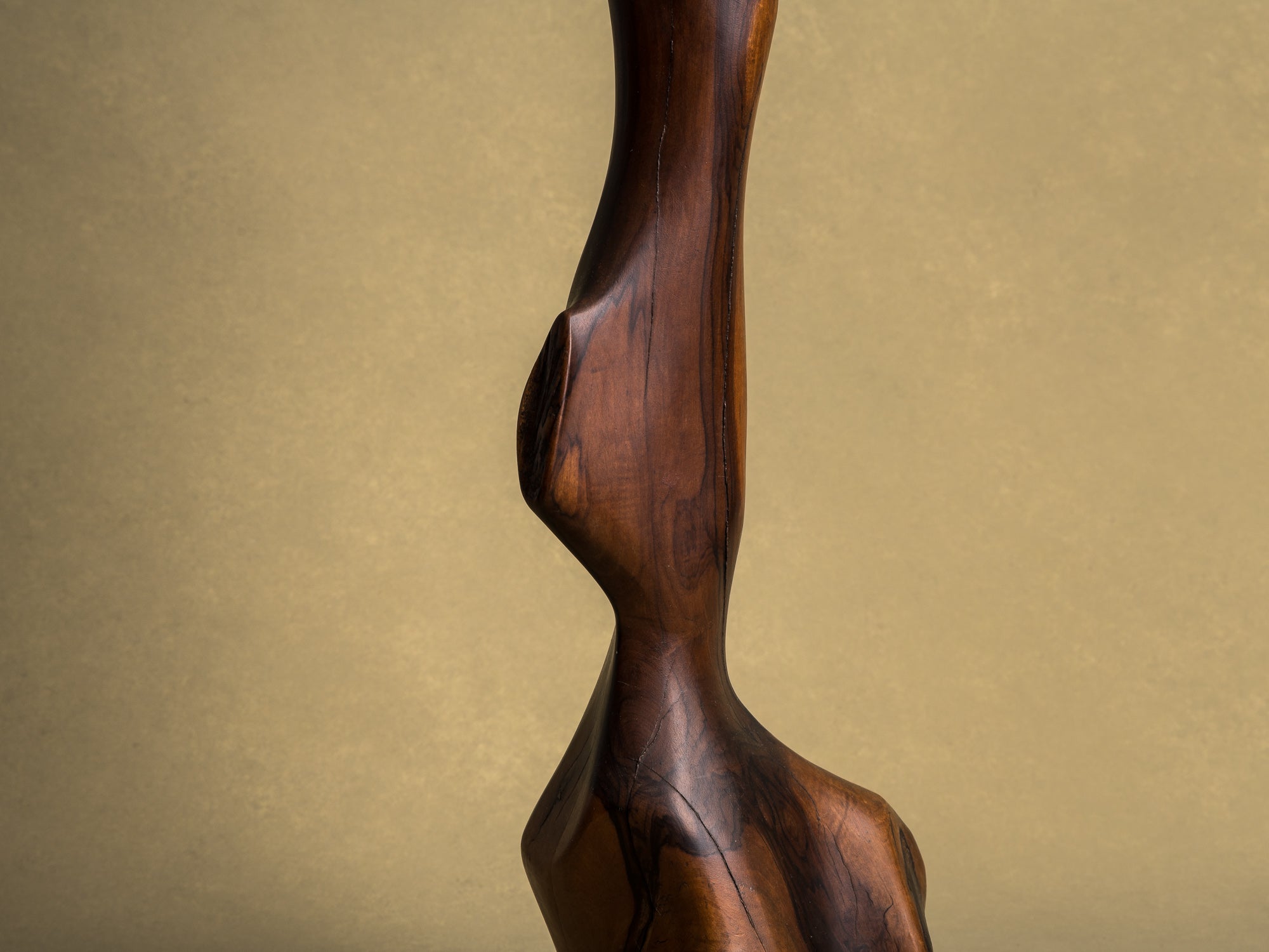 Rare lampe monoxyle monumentale en olivier, France (vers 1950)..Huge Free form biomorphic wood lamp, France (circa 1950)