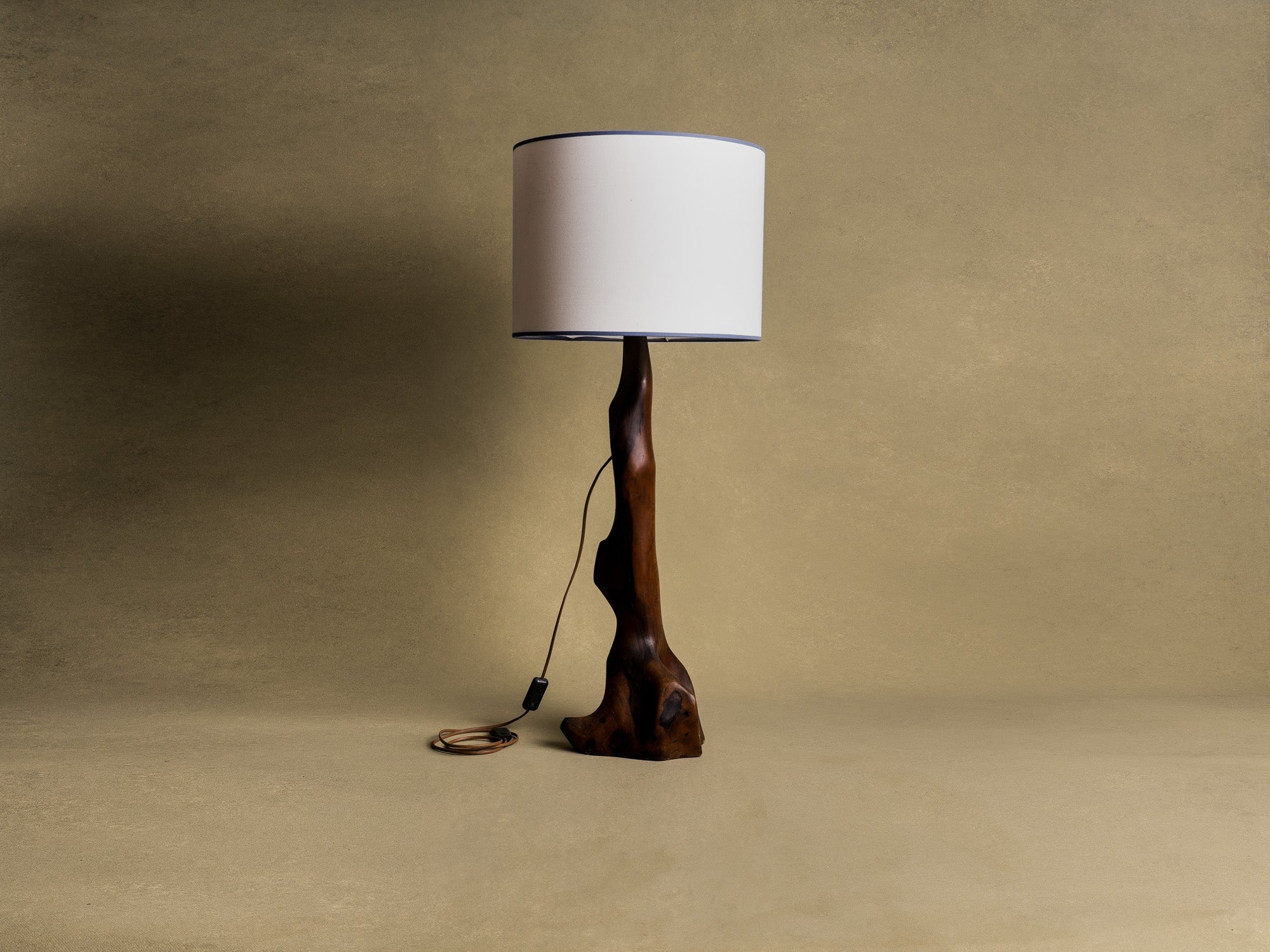 Rare lampe monoxyle monumentale en olivier, France (vers 1950)..Huge Free form biomorphic wood lamp, France (circa 1950)