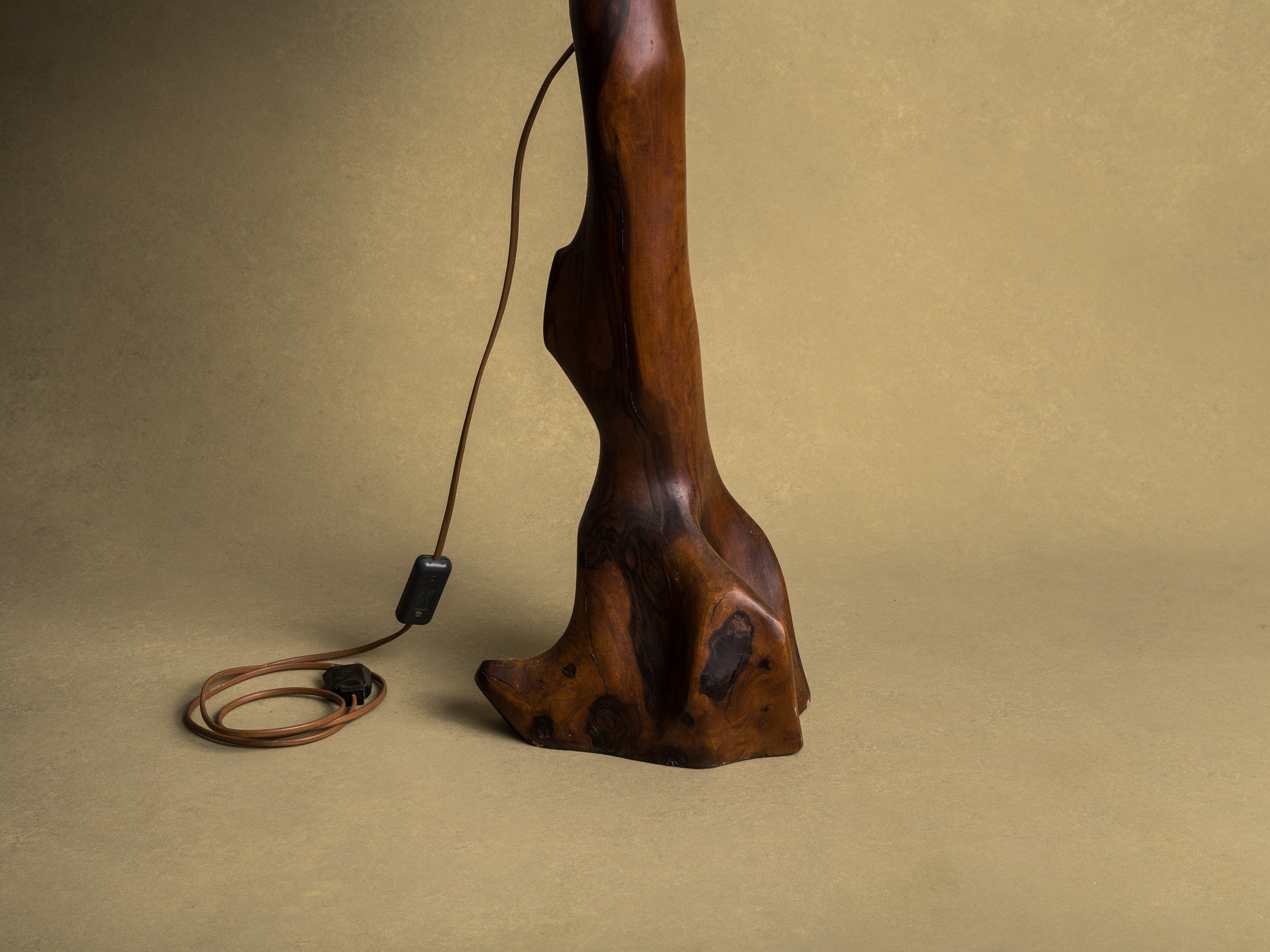 Rare lampe monoxyle monumentale en olivier, France (vers 1950)..Huge Free form biomorphic wood lamp, France (circa 1950)