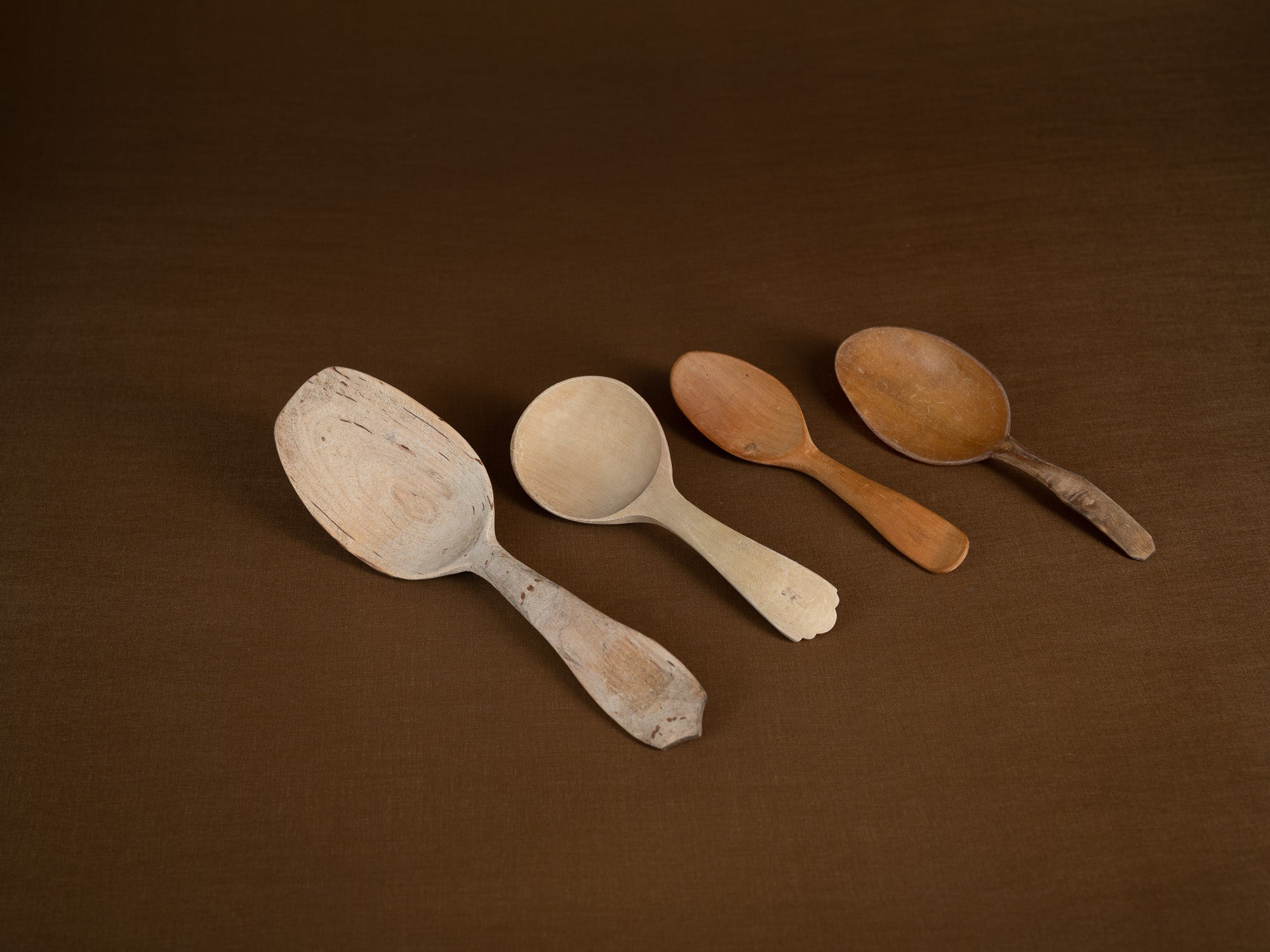 Collection de cuillères paysannes monoxyles, Suède (Fin du XIXe/ début du XXe siècle)..Collection of dugout peasant spoons, Sweden (late 19th/early 20th century)