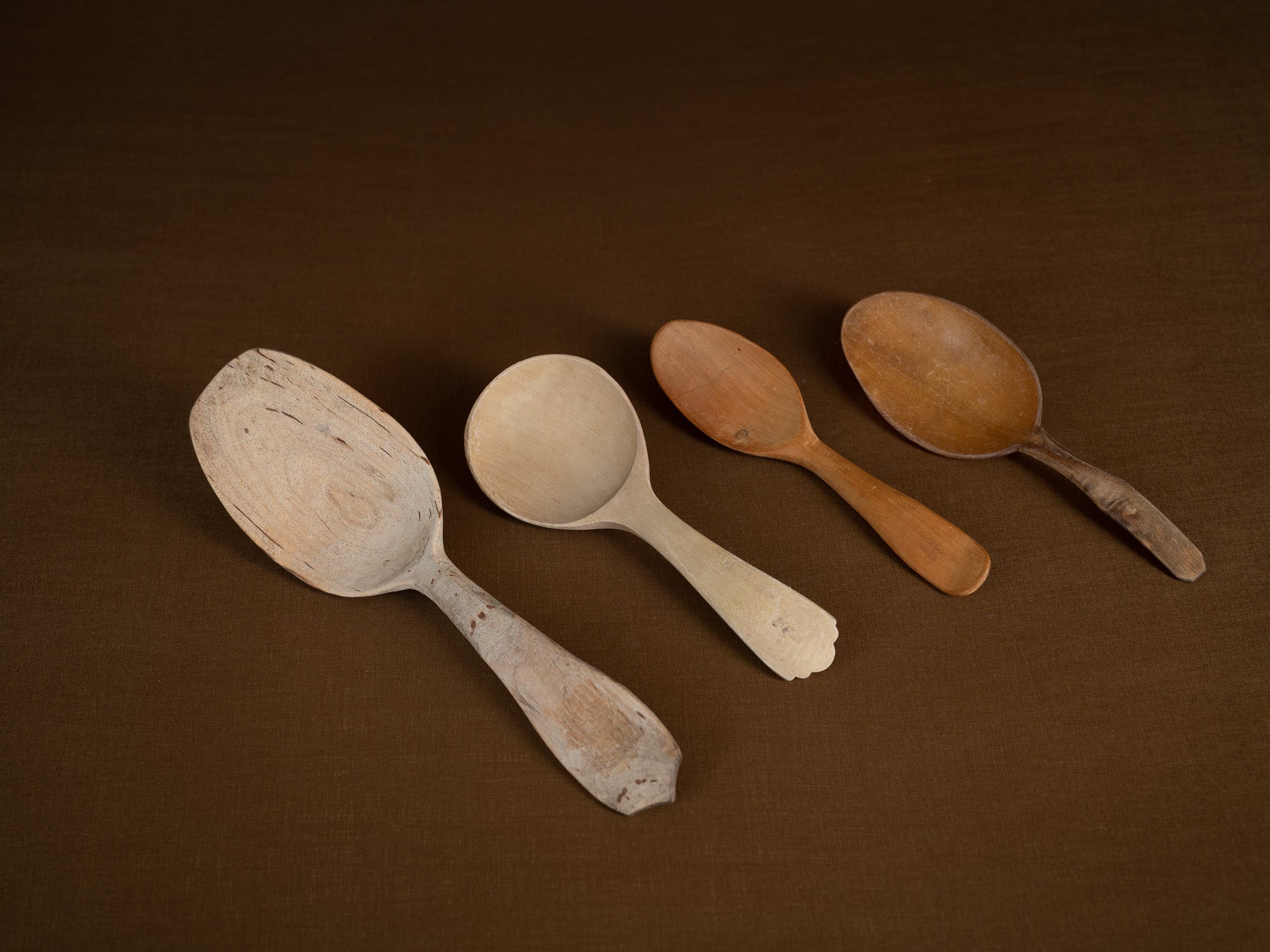 Collection de cuillères paysannes monoxyles, Suède (Fin du XIXe/ début du XXe siècle)..Collection of dugout peasant spoons, Sweden (late 19th/early 20th century)