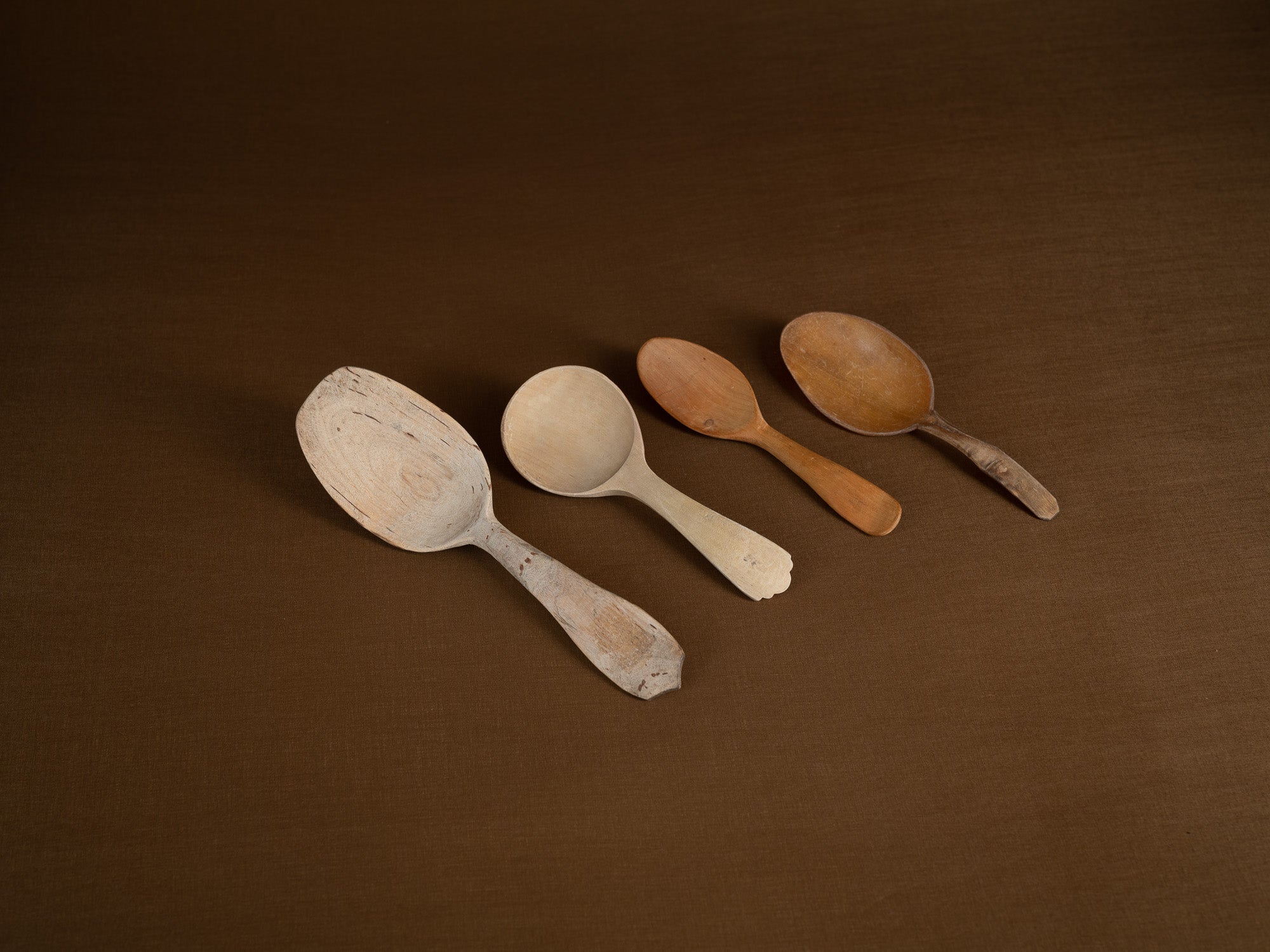 Collection de cuillères paysannes monoxyles, Suède (Fin du XIXe/ début du XXe siècle)..Collection of dugout peasant spoons, Sweden (late 19th/early 20th century)
