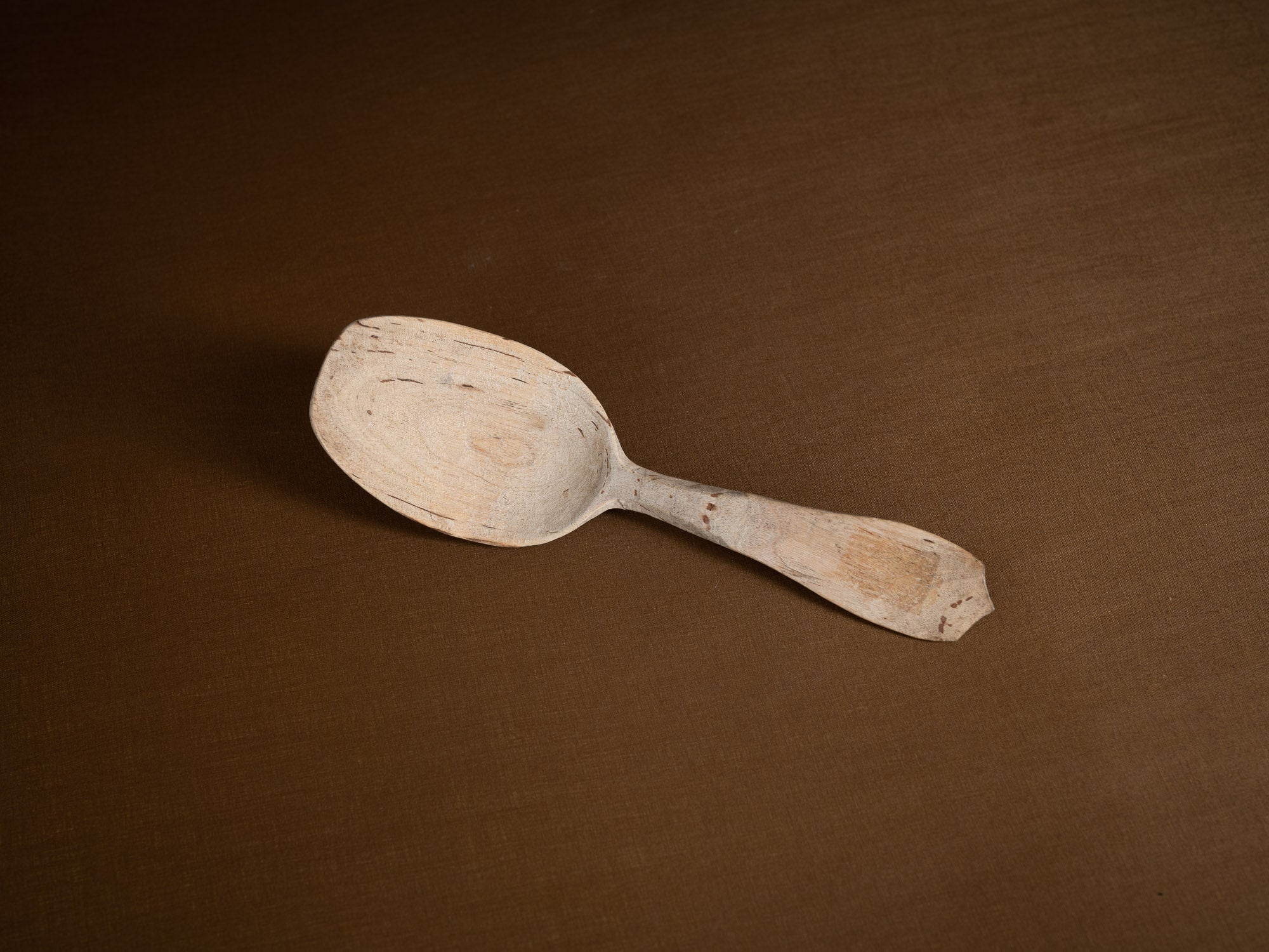 Collection de cuillères paysannes monoxyles, Suède (Fin du XIXe/ début du XXe siècle)..Collection of dugout peasant spoons, Sweden (late 19th/early 20th century)