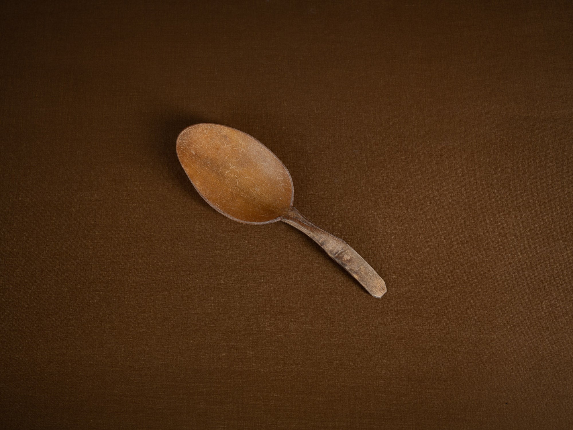Collection de cuillères paysannes monoxyles, Suède (Fin du XIXe/ début du XXe siècle)..Collection of dugout peasant spoons, Sweden (late 19th/early 20th century)