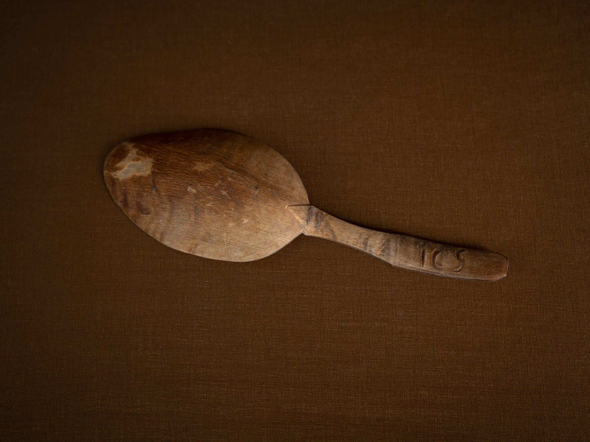 Collection de cuillères paysannes monoxyles, Suède (Fin du XIXe/ début du XXe siècle)..Collection of dugout peasant spoons, Sweden (late 19th/early 20th century)