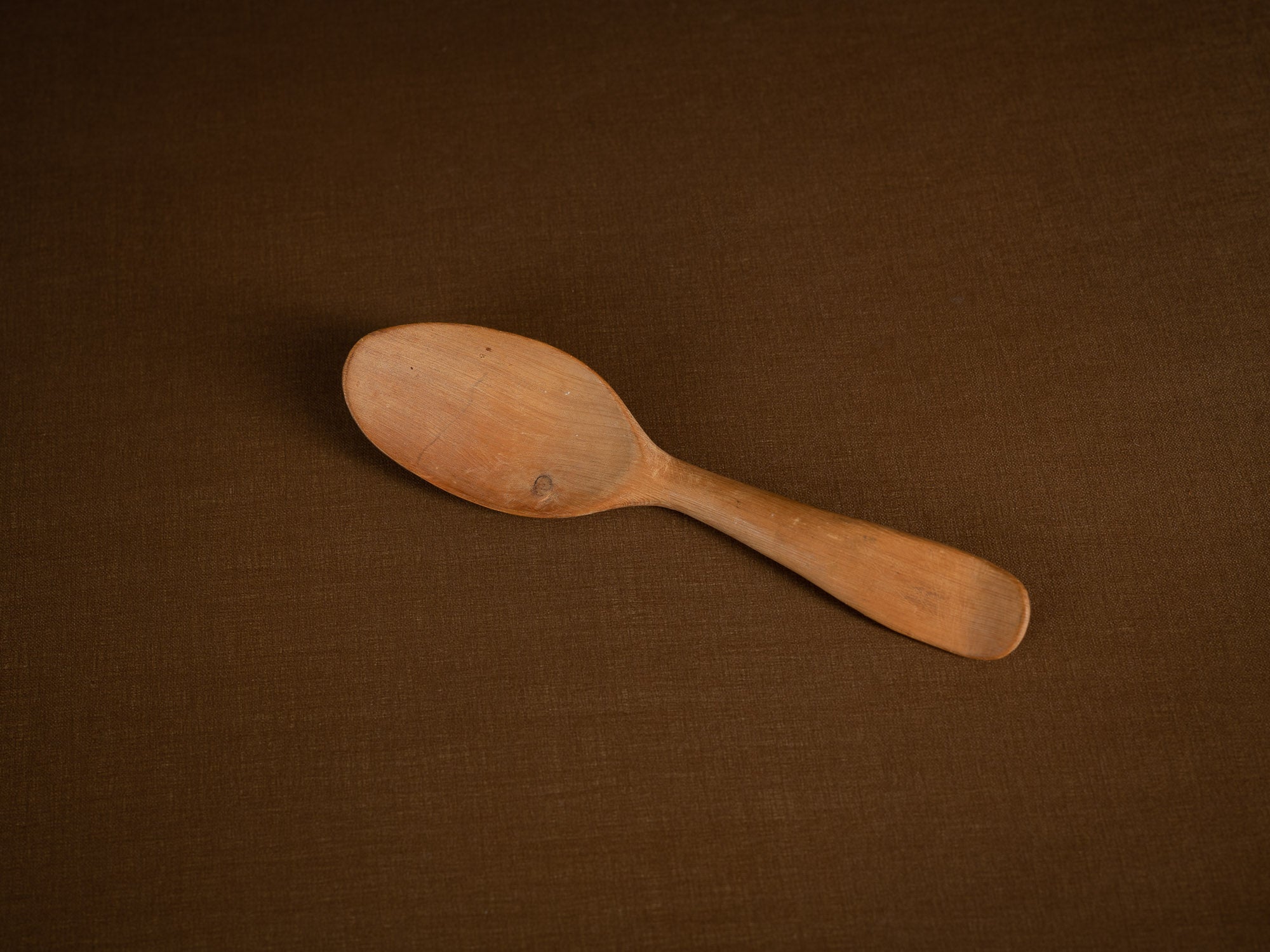 Collection de cuillères paysannes monoxyles, Suède (Fin du XIXe/ début du XXe siècle)..Collection of dugout peasant spoons, Sweden (late 19th/early 20th century)