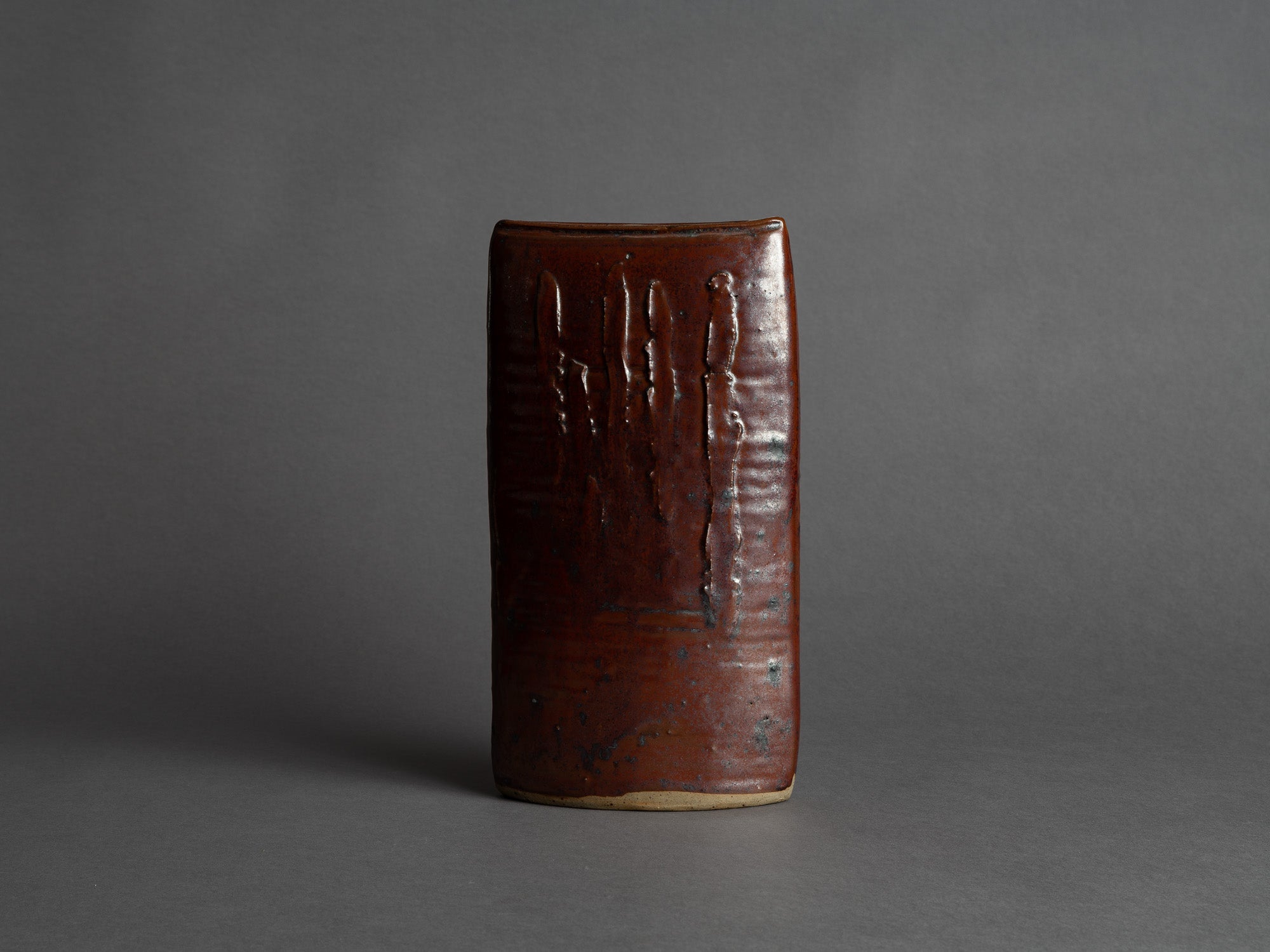 Vase en grès par Yvonne Seyve & Josiane Chaudet, France (vers 1970)..Rare free form stoneware vase by Yvonne Seyve & Josiane Chaudet, France (circa 1970)