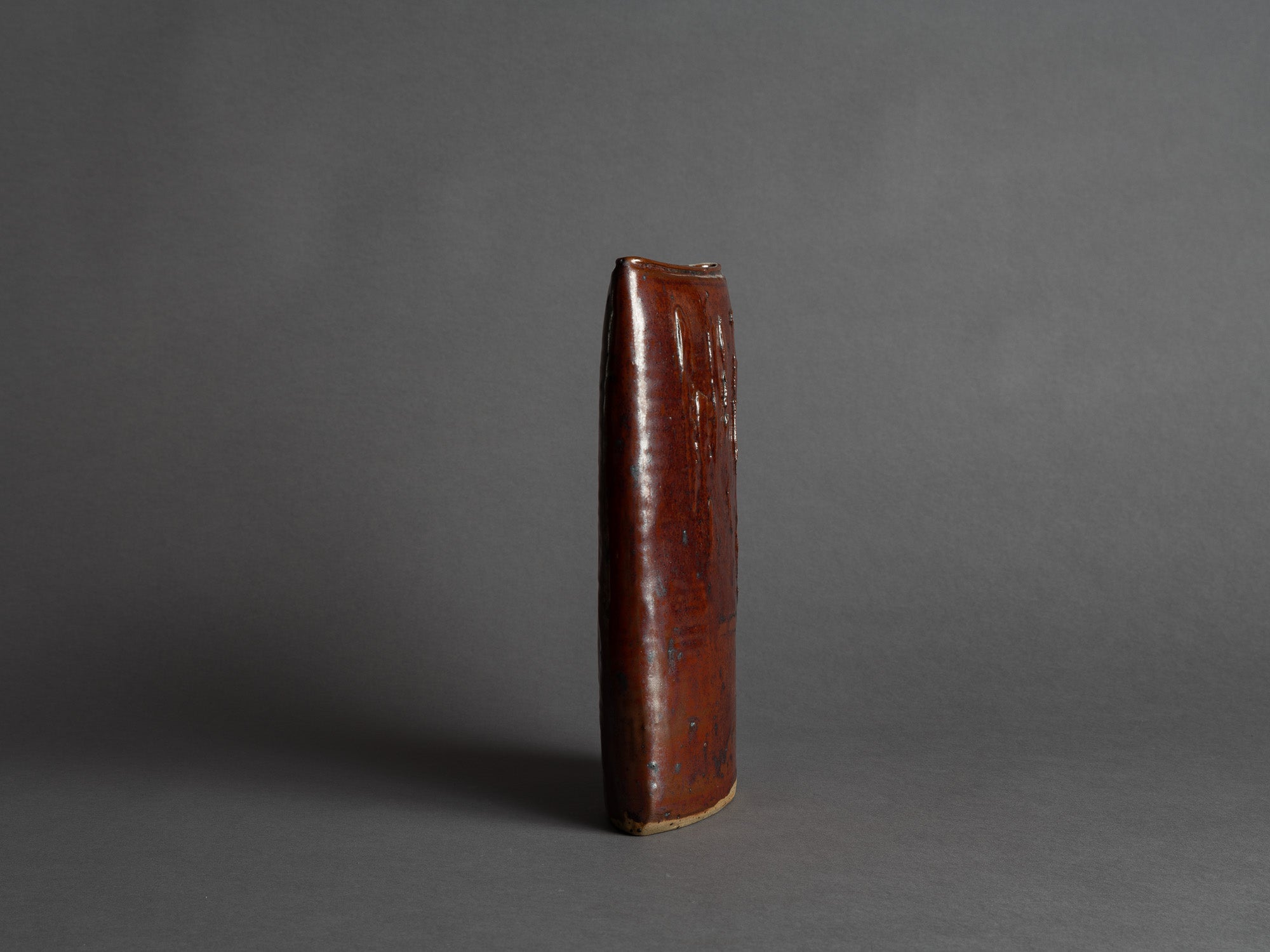 Vase en grès par Yvonne Seyve & Josiane Chaudet, France (vers 1970)..Rare free form stoneware vase by Yvonne Seyve & Josiane Chaudet, France (circa 1970)