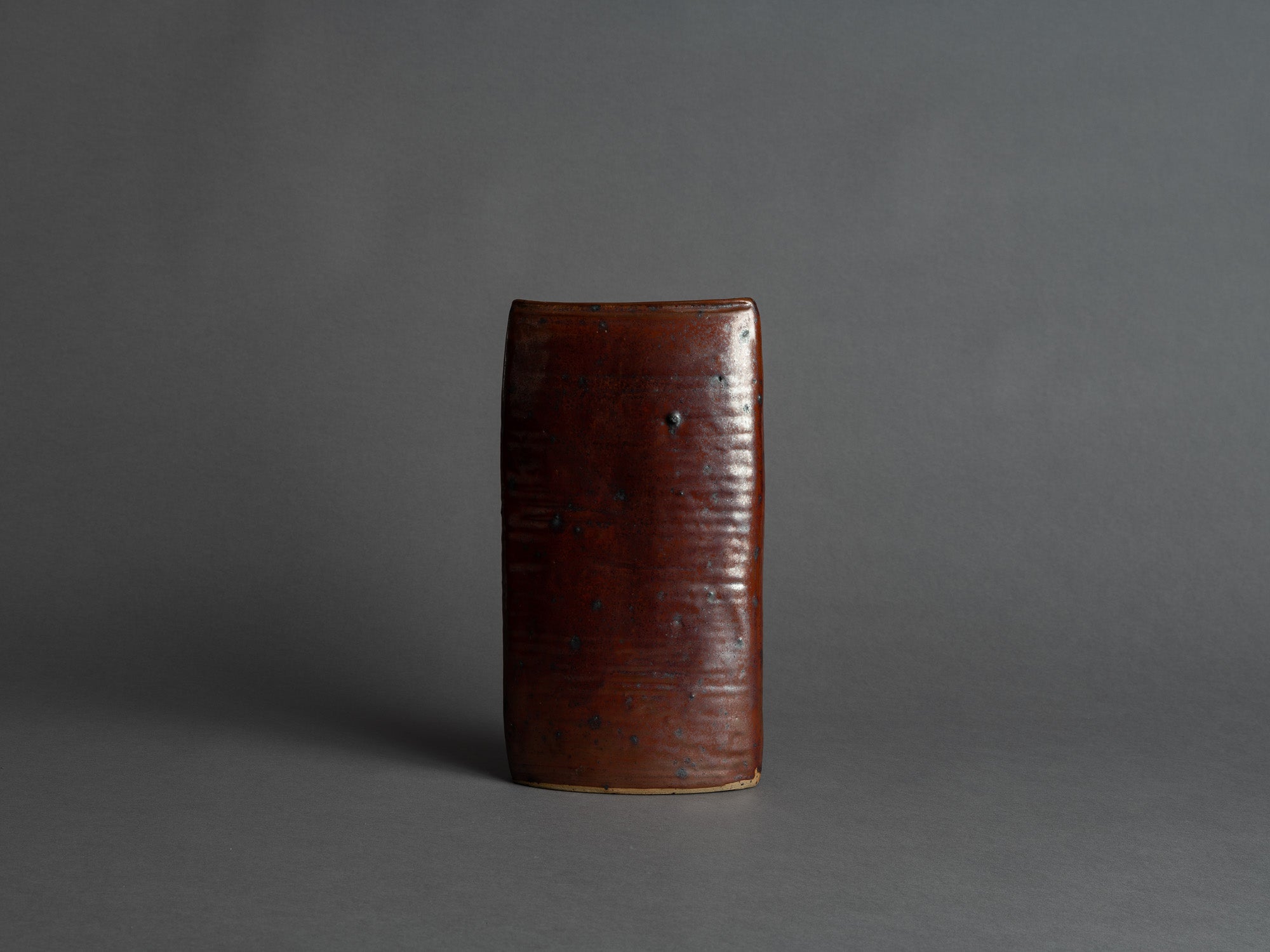 Vase en grès par Yvonne Seyve & Josiane Chaudet, France (vers 1970)..Rare free form stoneware vase by Yvonne Seyve & Josiane Chaudet, France (circa 1970)