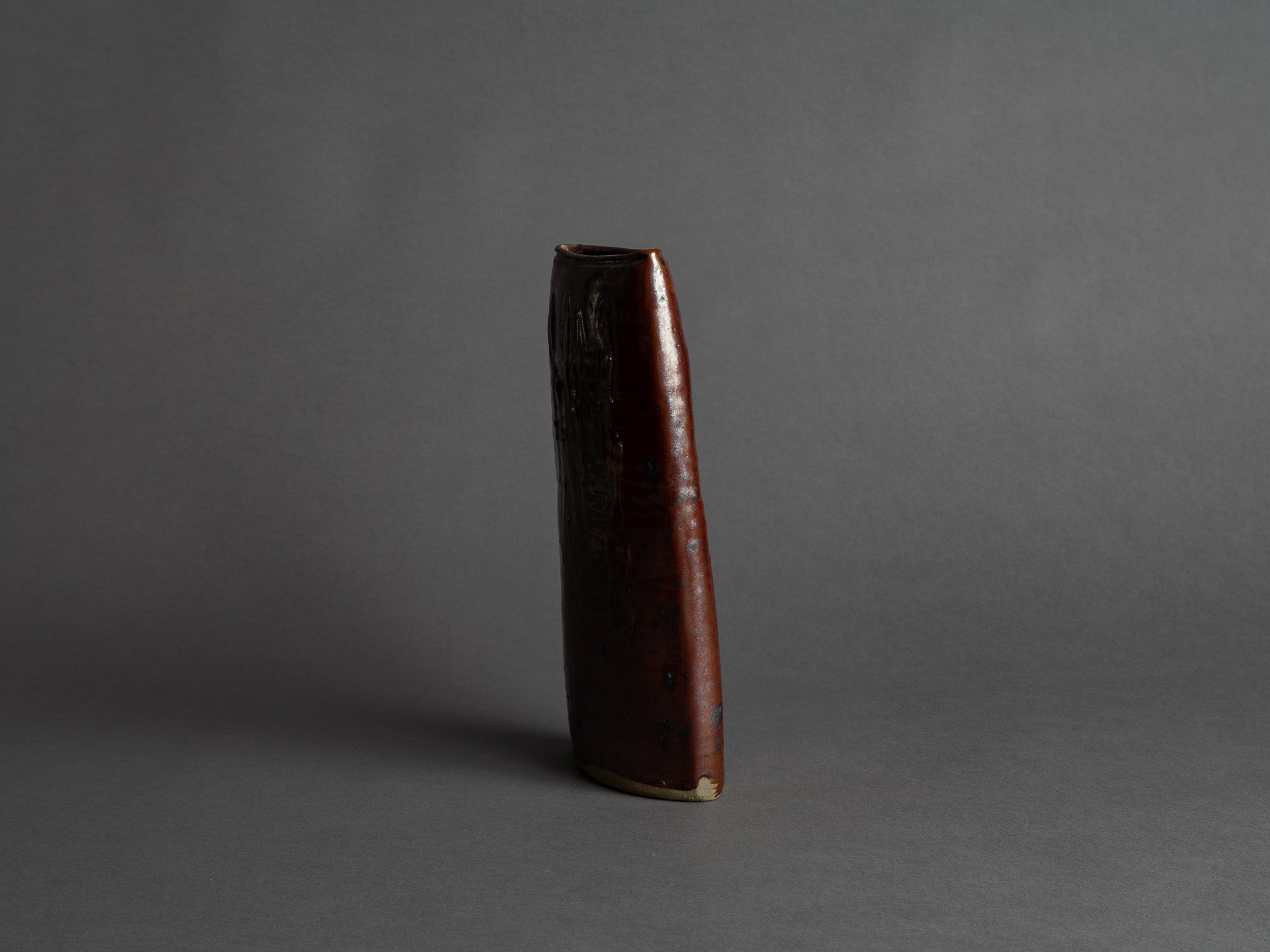 Vase en grès par Yvonne Seyve & Josiane Chaudet, France (vers 1970)..Rare free form stoneware vase by Yvonne Seyve & Josiane Chaudet, France (circa 1970)