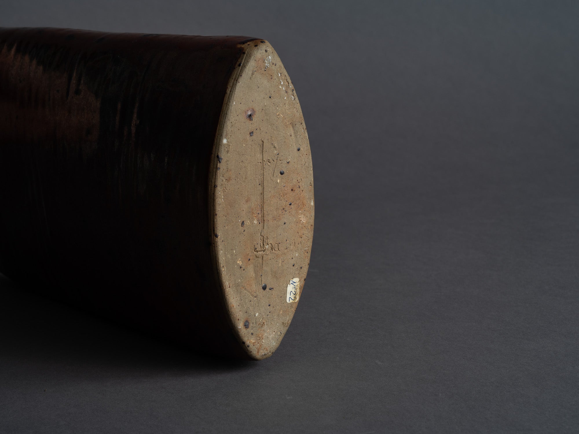 Vase en grès par Yvonne Seyve & Josiane Chaudet, France (vers 1970)..Rare free form stoneware vase by Yvonne Seyve & Josiane Chaudet, France (circa 1970)