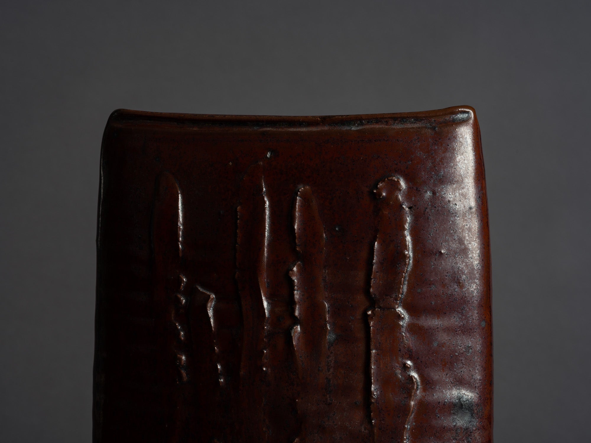 Vase en grès par Yvonne Seyve & Josiane Chaudet, France (vers 1970)..Rare free form stoneware vase by Yvonne Seyve & Josiane Chaudet, France (circa 1970)