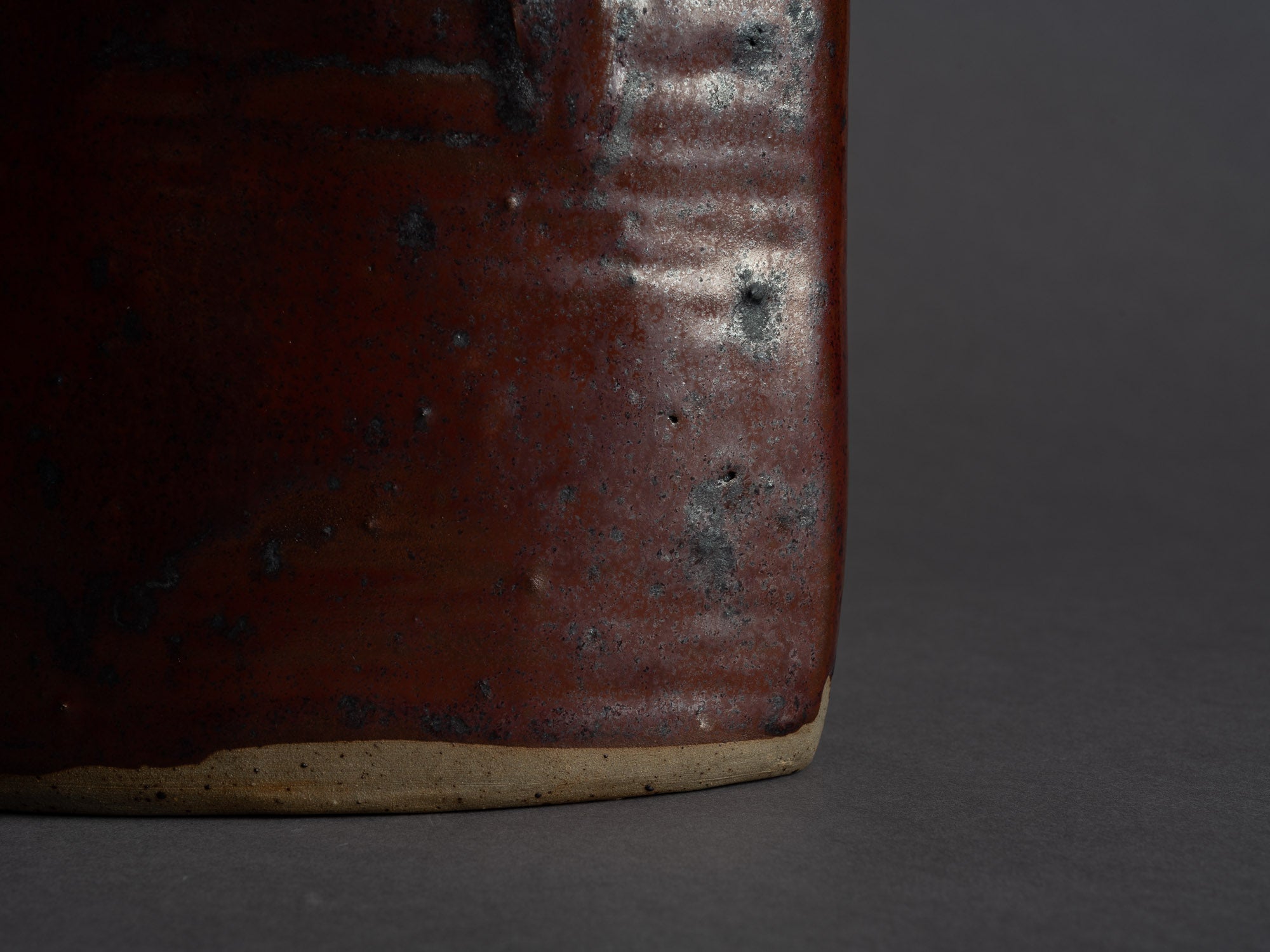 Vase en grès par Yvonne Seyve & Josiane Chaudet, France (vers 1970)..Rare free form stoneware vase by Yvonne Seyve & Josiane Chaudet, France (circa 1970)