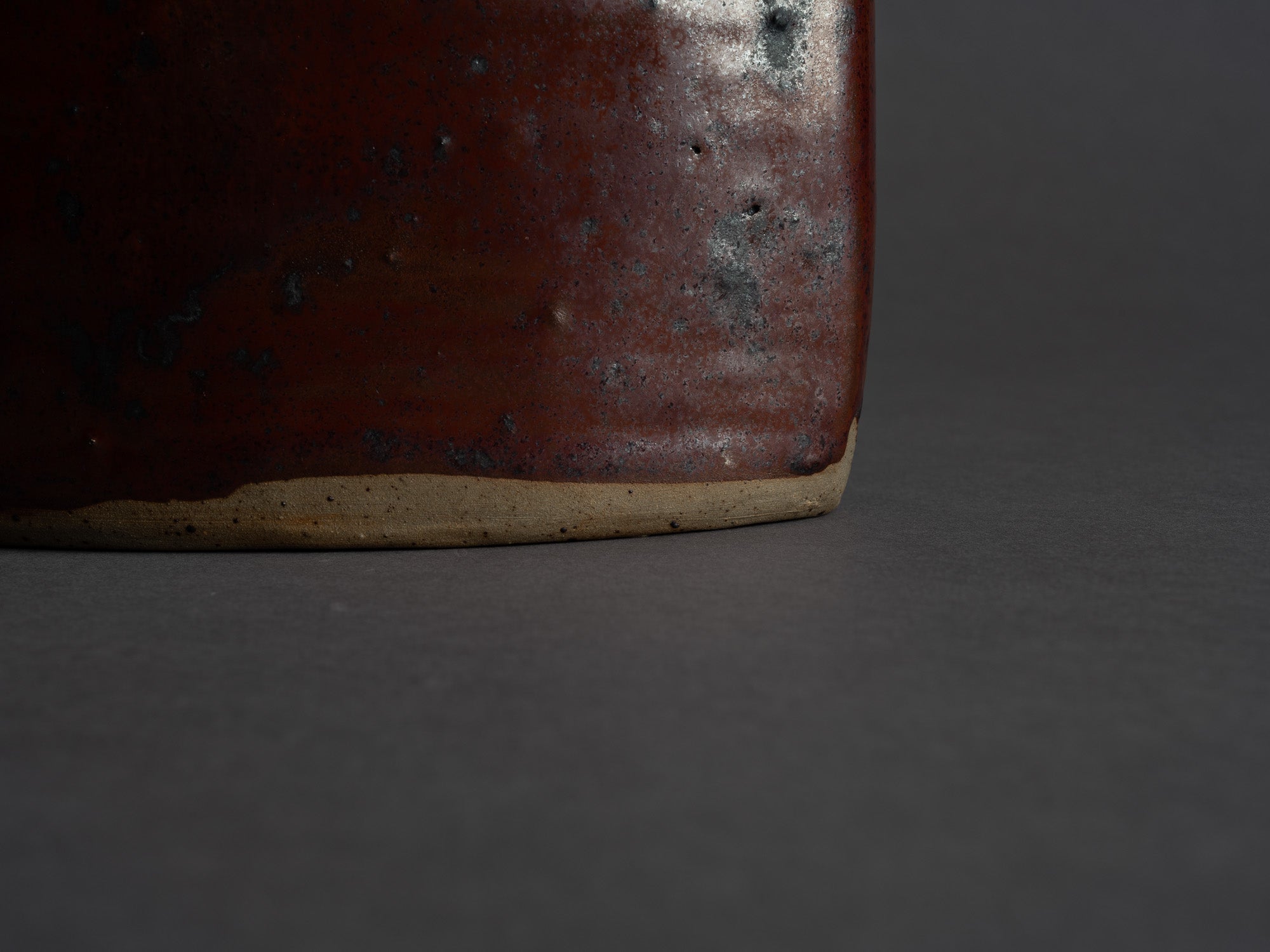 Vase en grès par Yvonne Seyve & Josiane Chaudet, France (vers 1970)..Rare free form stoneware vase by Yvonne Seyve & Josiane Chaudet, France (circa 1970)